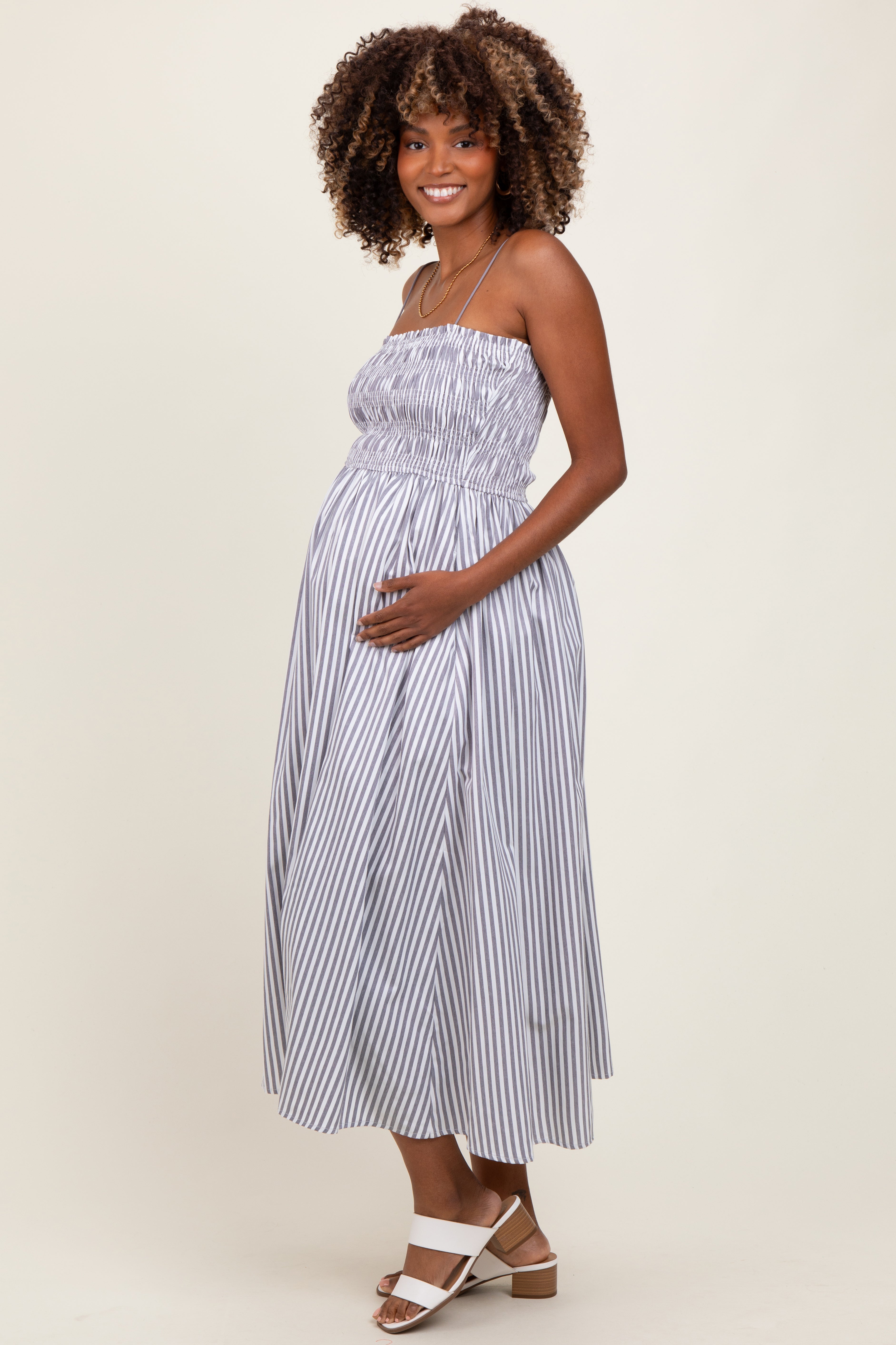 Schwarzes gestreiftes Umstands-Midikleid mit Smok