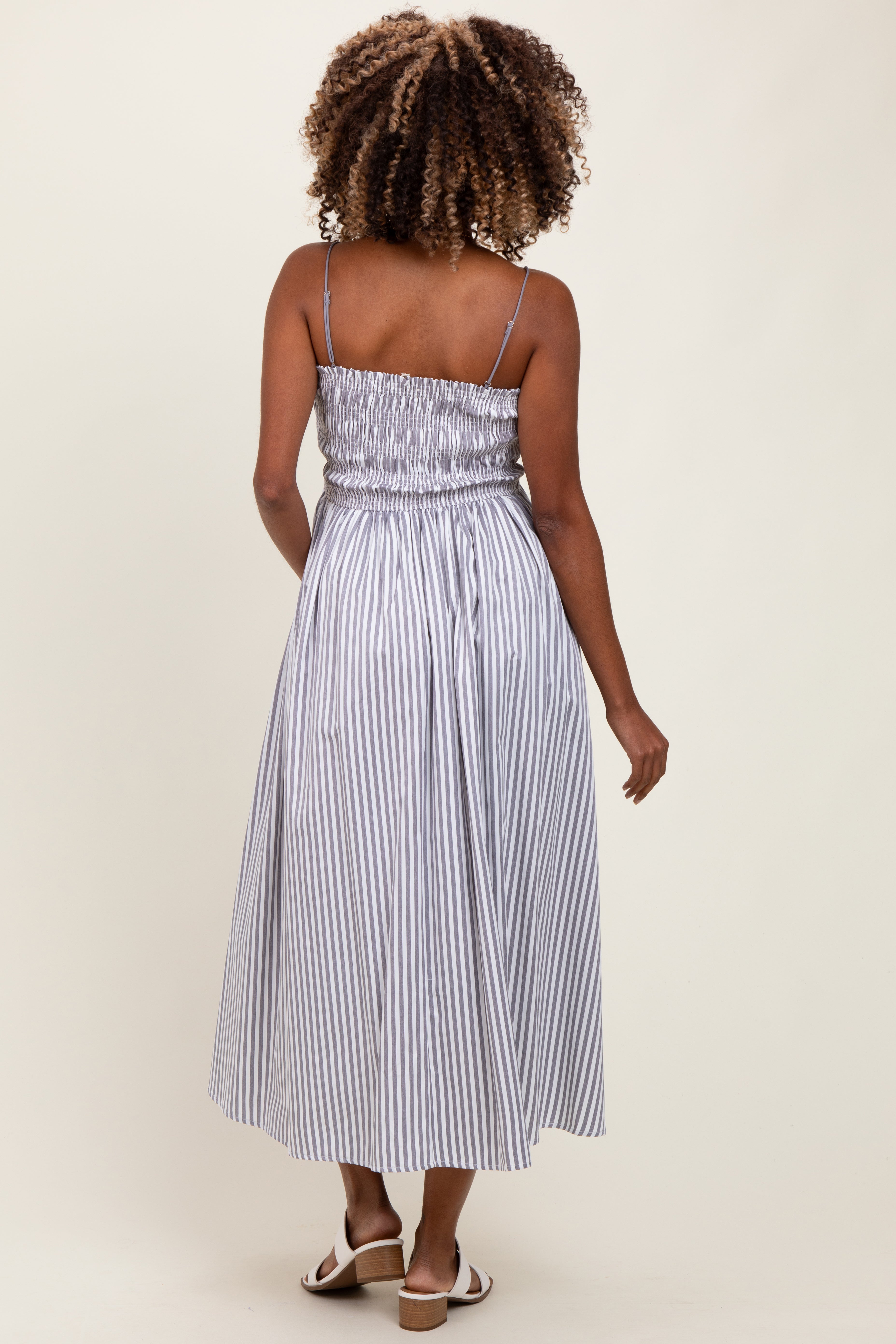 Schwarzes gestreiftes Umstands-Midikleid mit Smok