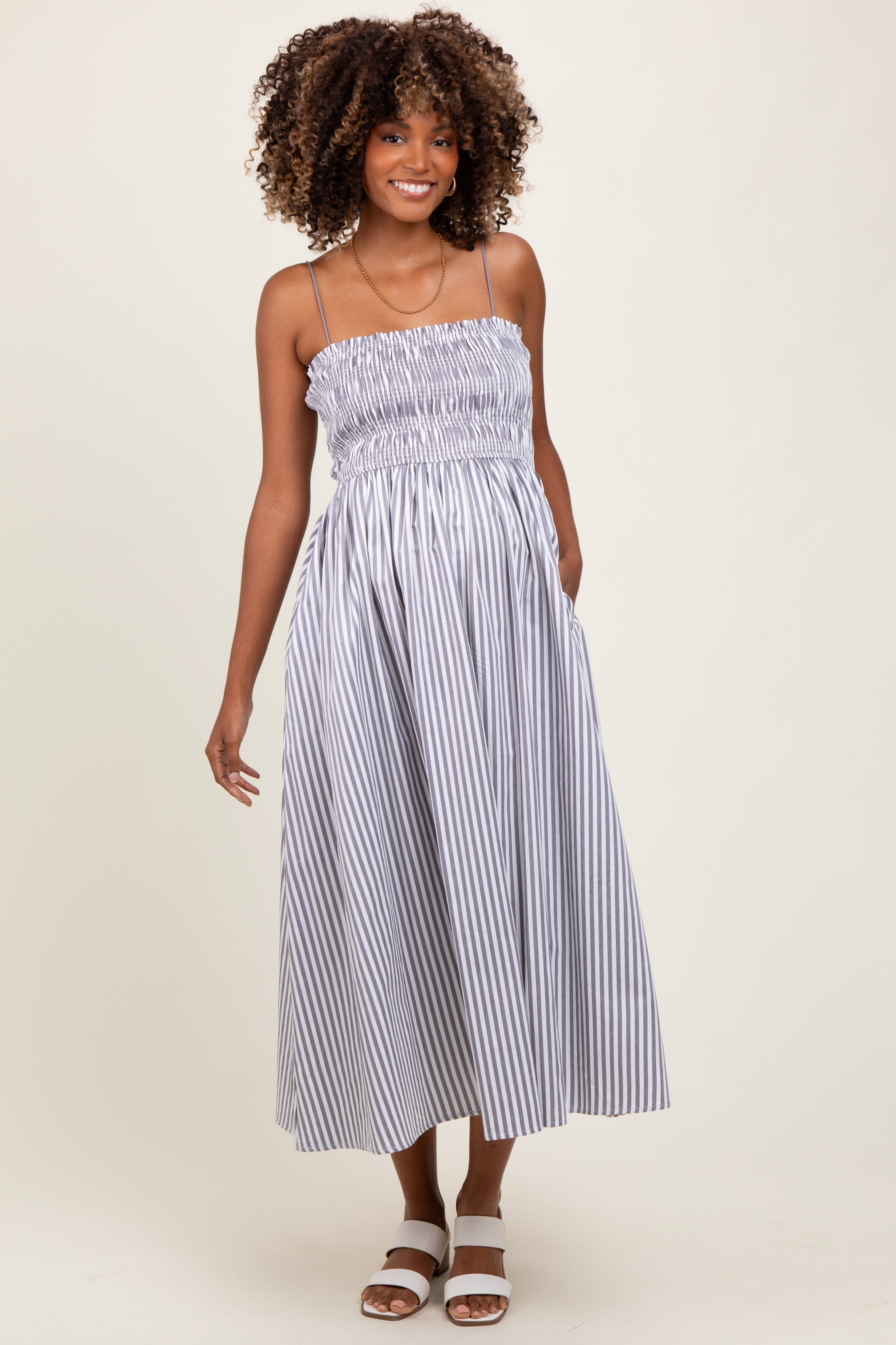 Schwarzes gestreiftes Umstands-Midikleid mit Smok