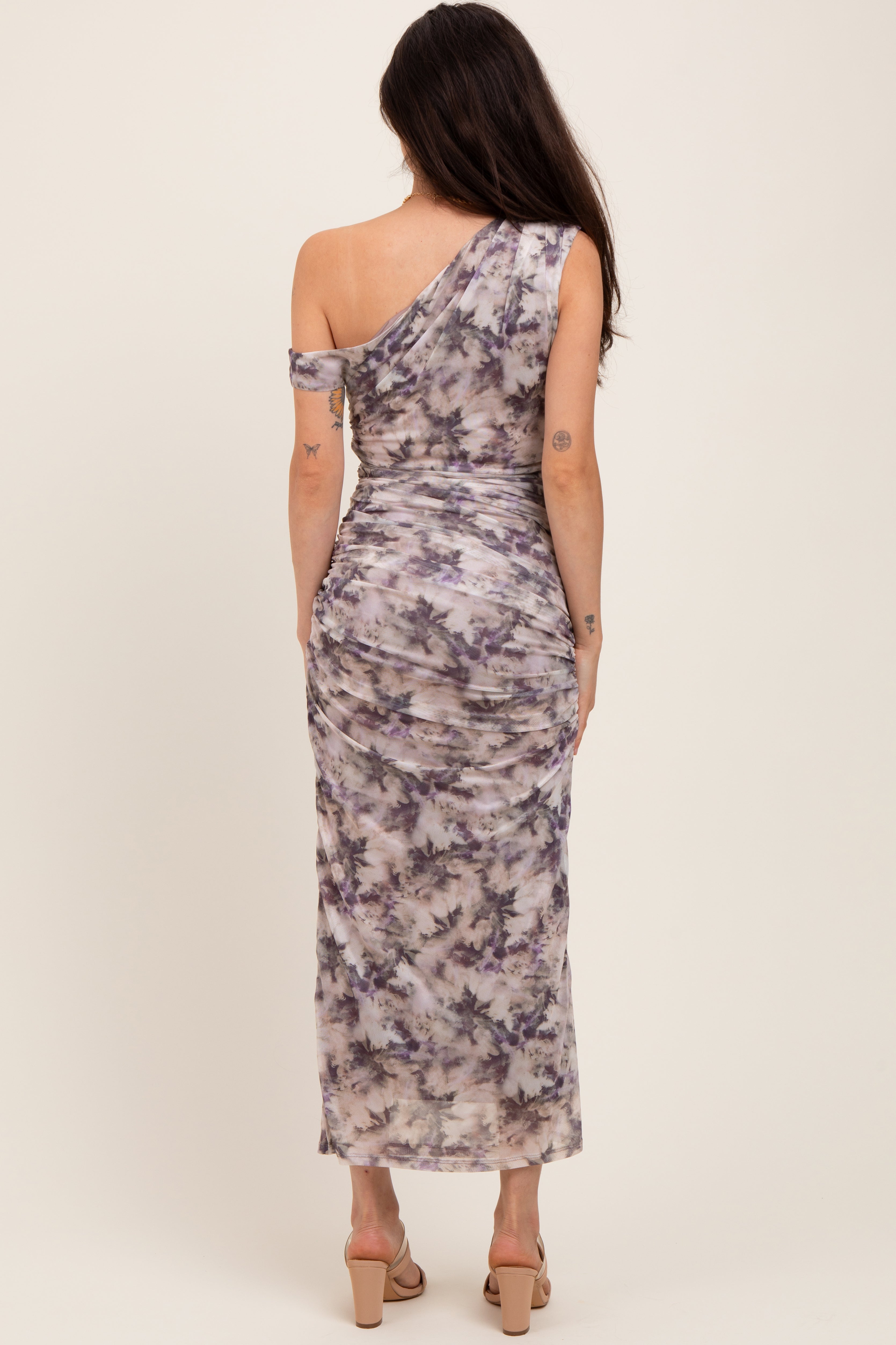 Lila Umstands-Midikleid mit Blumenmuster, Raffung und One-Shoulder-Ausschnitt
