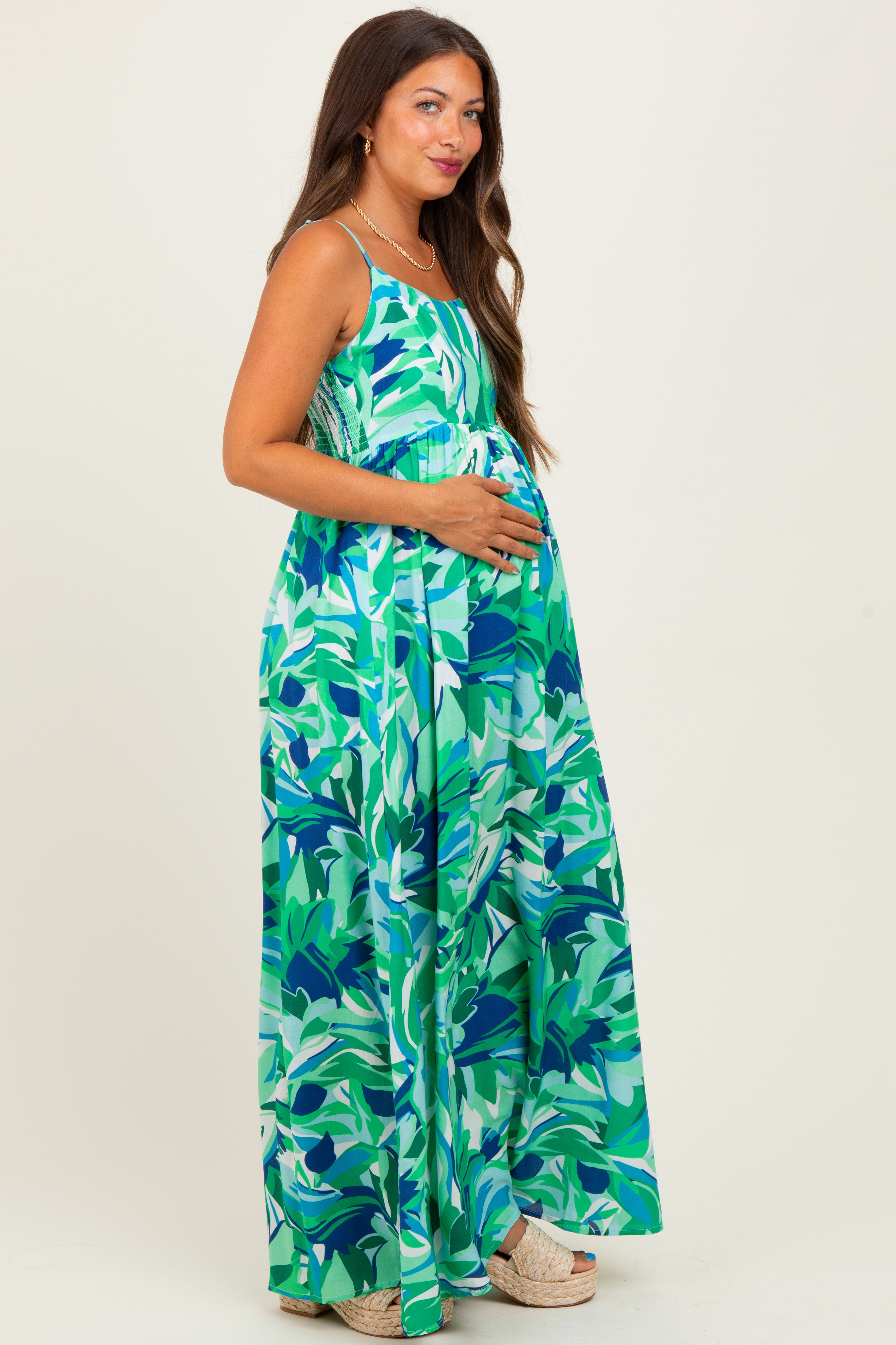 Grünes bedrucktes Umstands-Maxikleid mit Schulterbändern