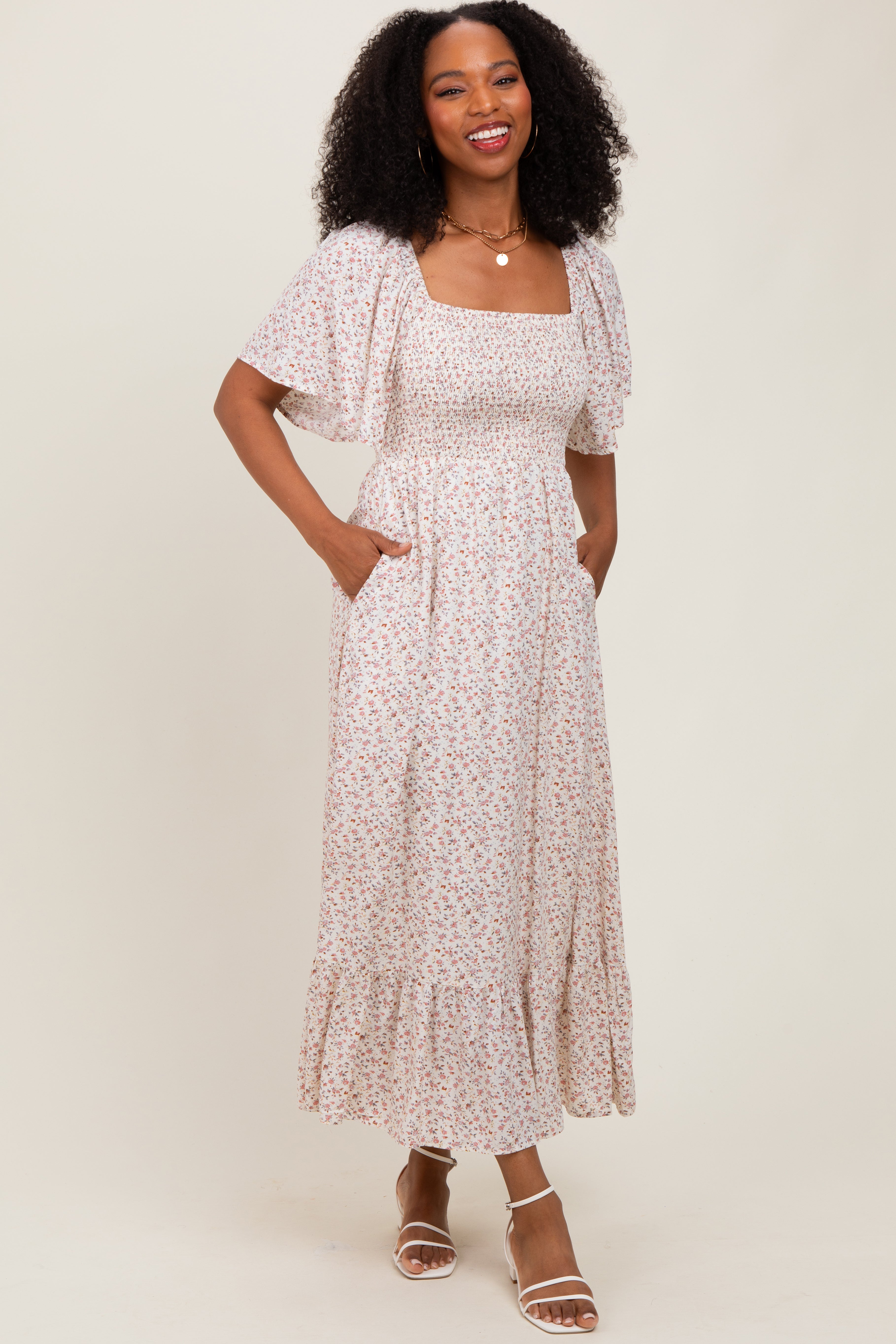 Cremefarbenes Umstands-Midikleid mit zartem Blümchenmuster und Smok