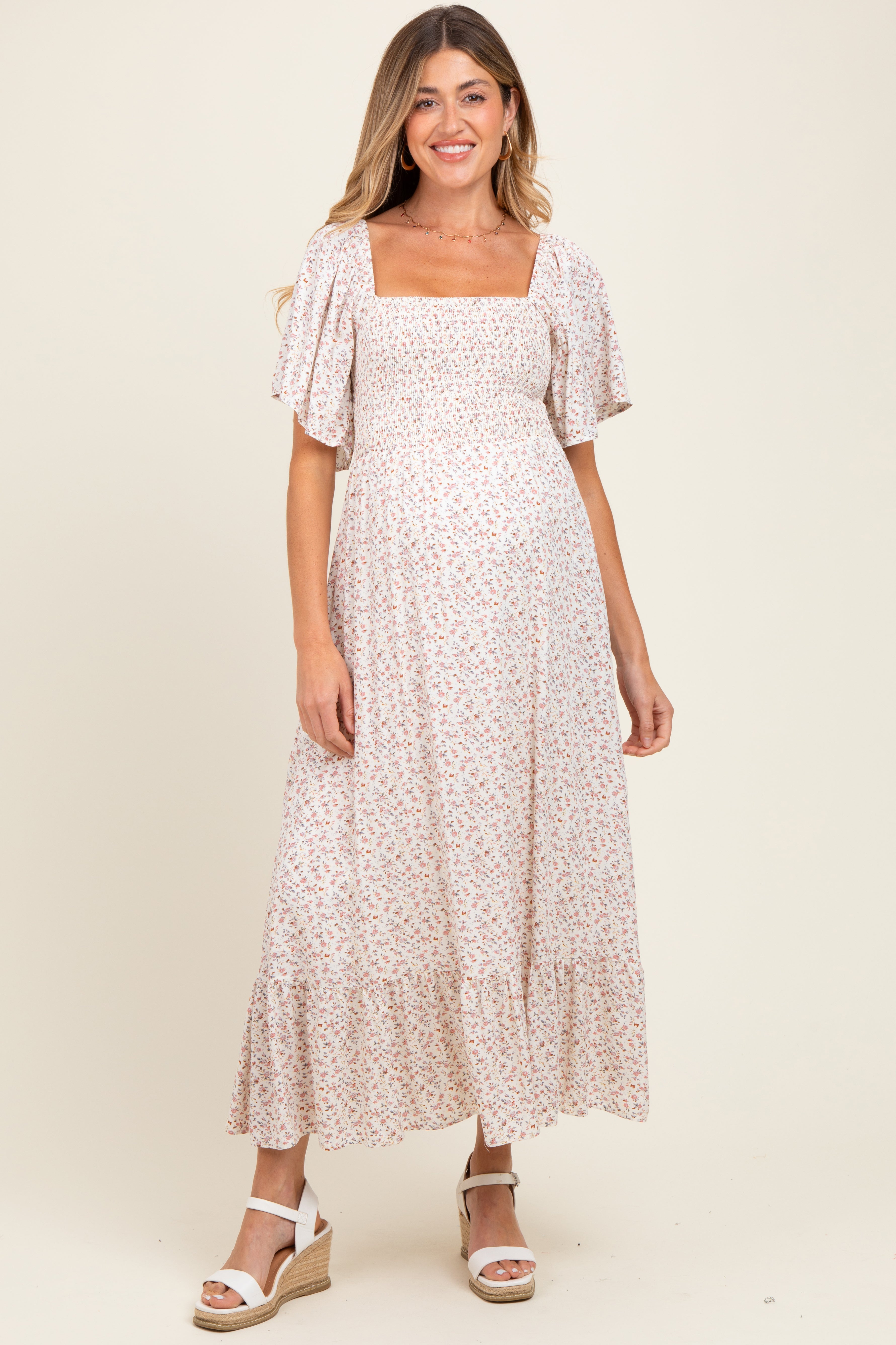 Cremefarbenes Umstands-Midikleid mit zartem Blümchenmuster und Smok