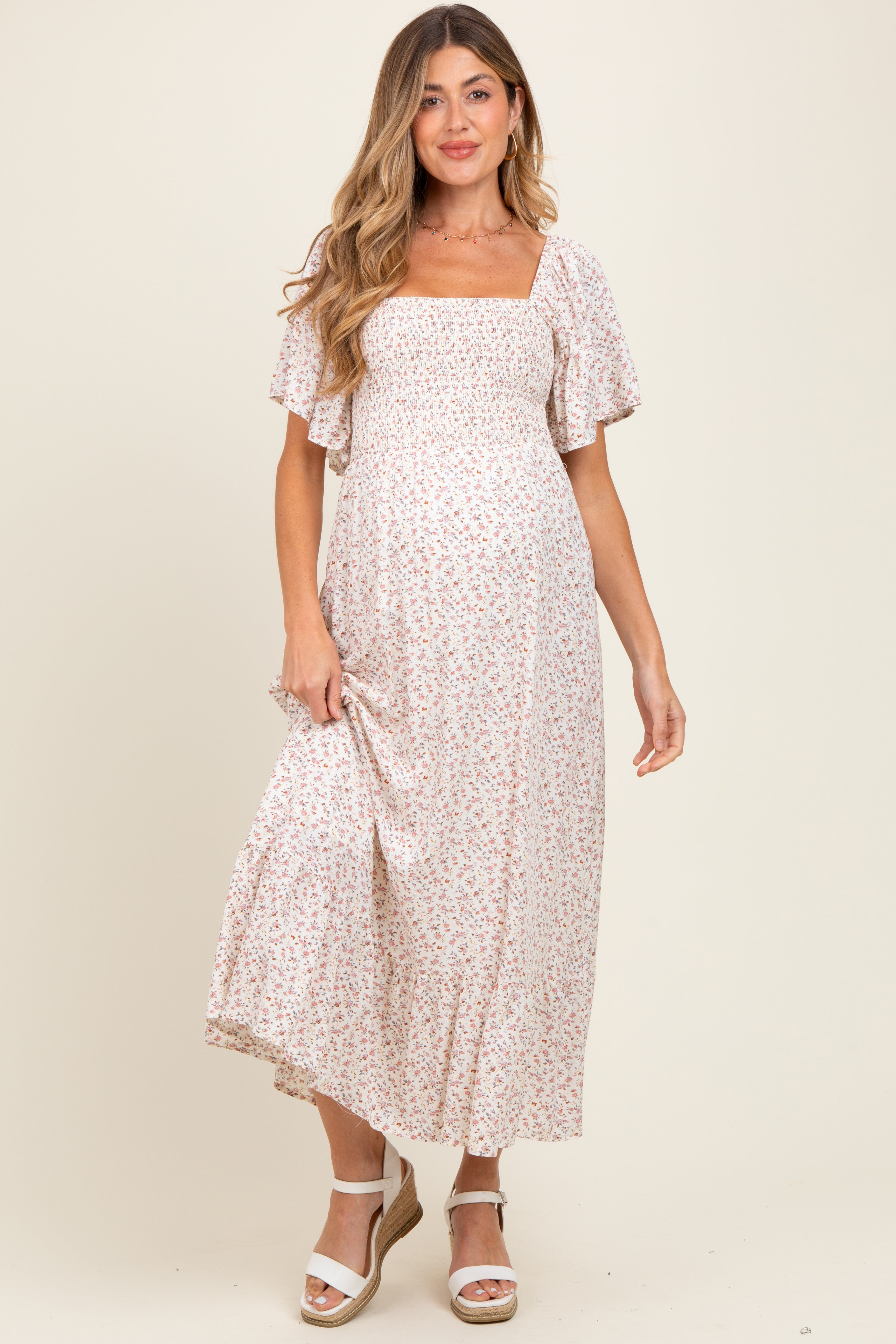 Cremefarbenes Umstands-Midikleid mit zartem Blümchenmuster und Smok
