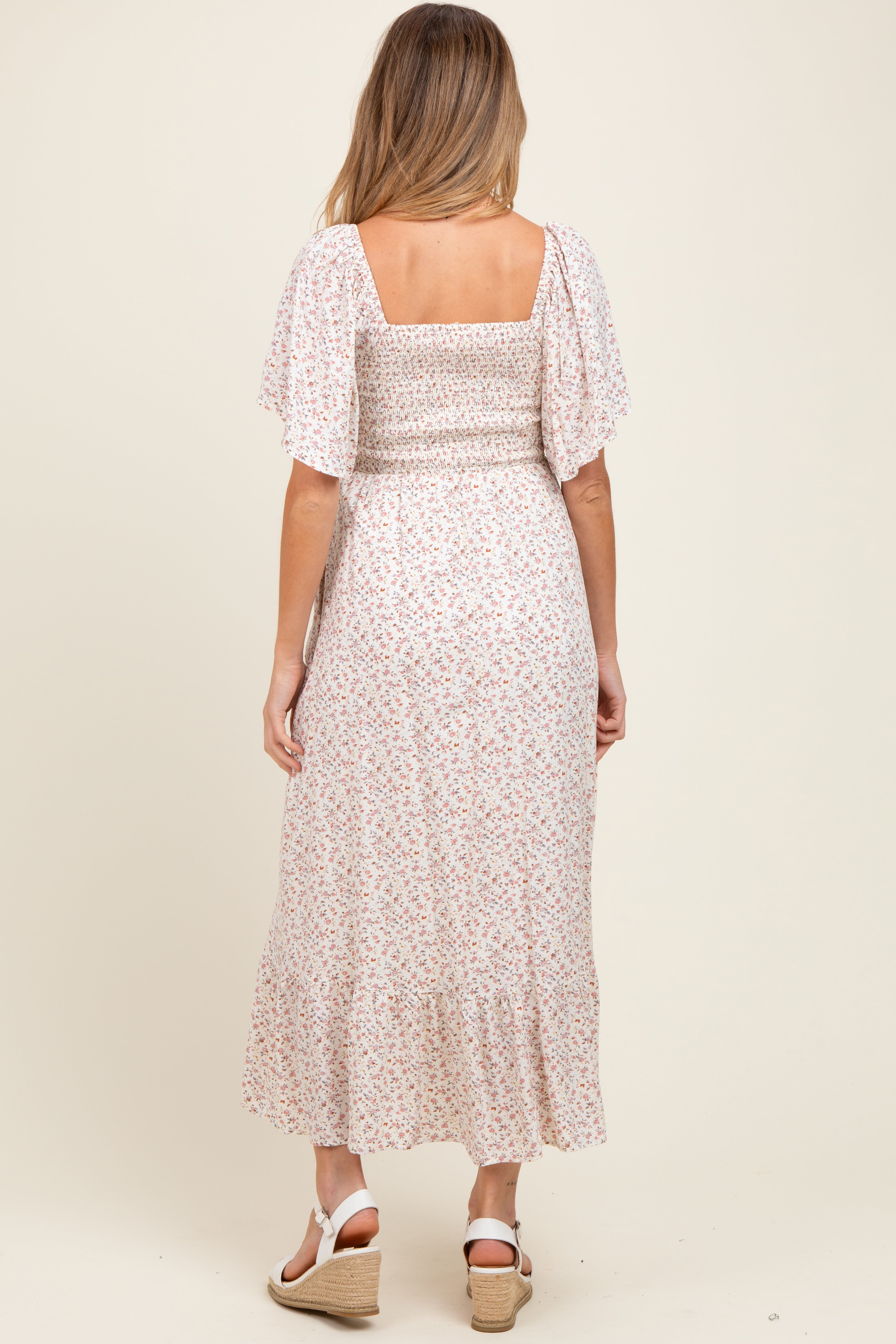 Cremefarbenes Umstands-Midikleid mit zartem Blümchenmuster und Smok