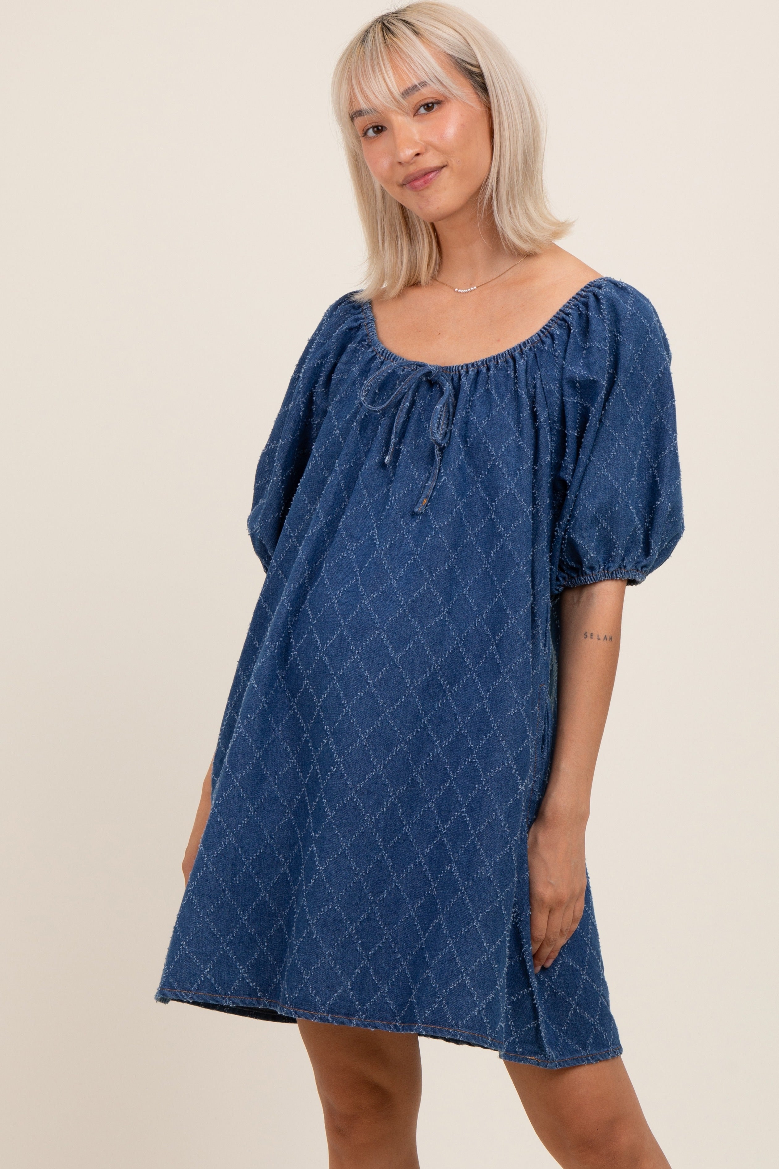 Marineblaues Chambray-Umstands-Minikleid mit Jacquard und Puffärmeln