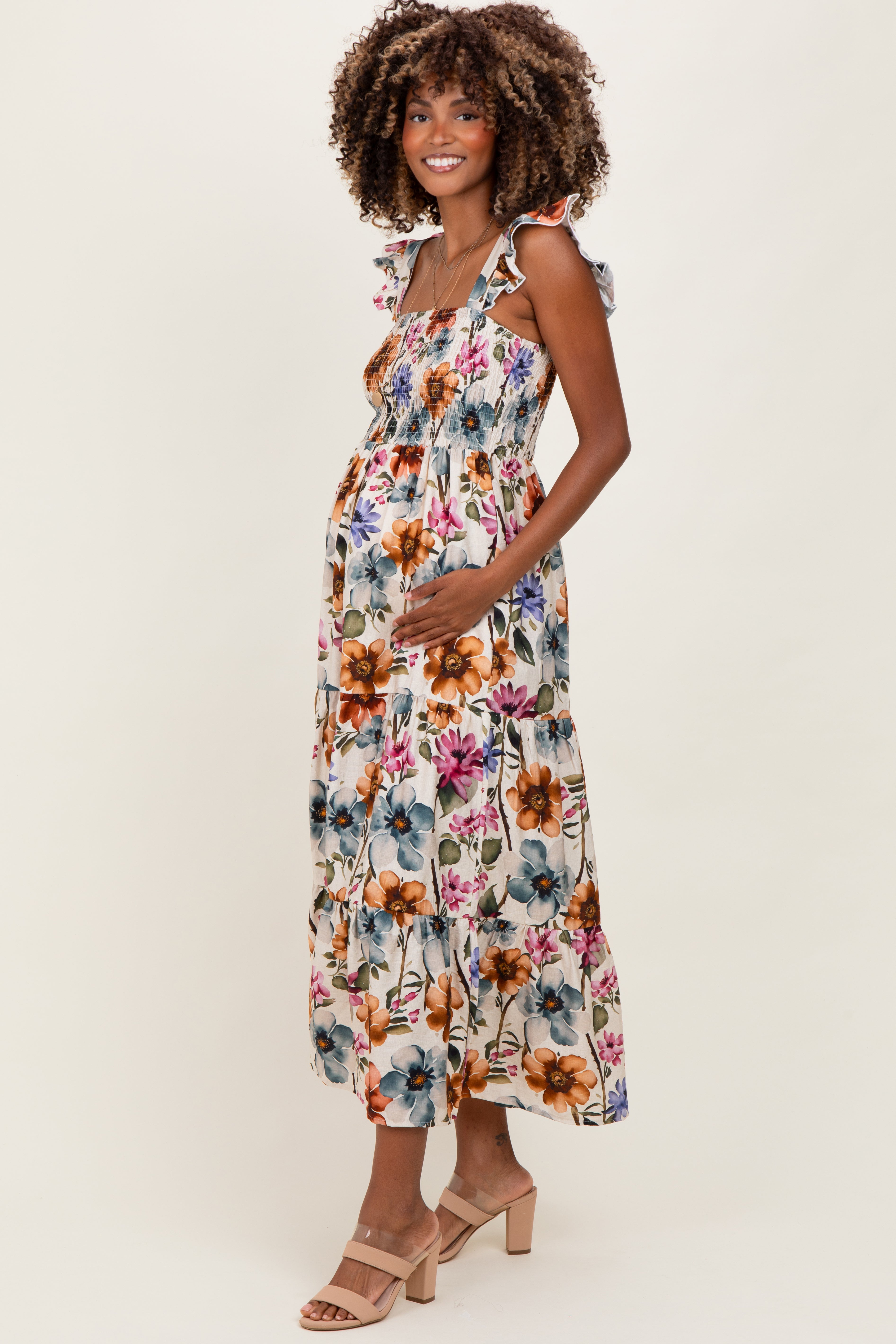 Mehrfarbiges florales Umstands-Maxikleid mit Smok-Einsatz und Stufenrock