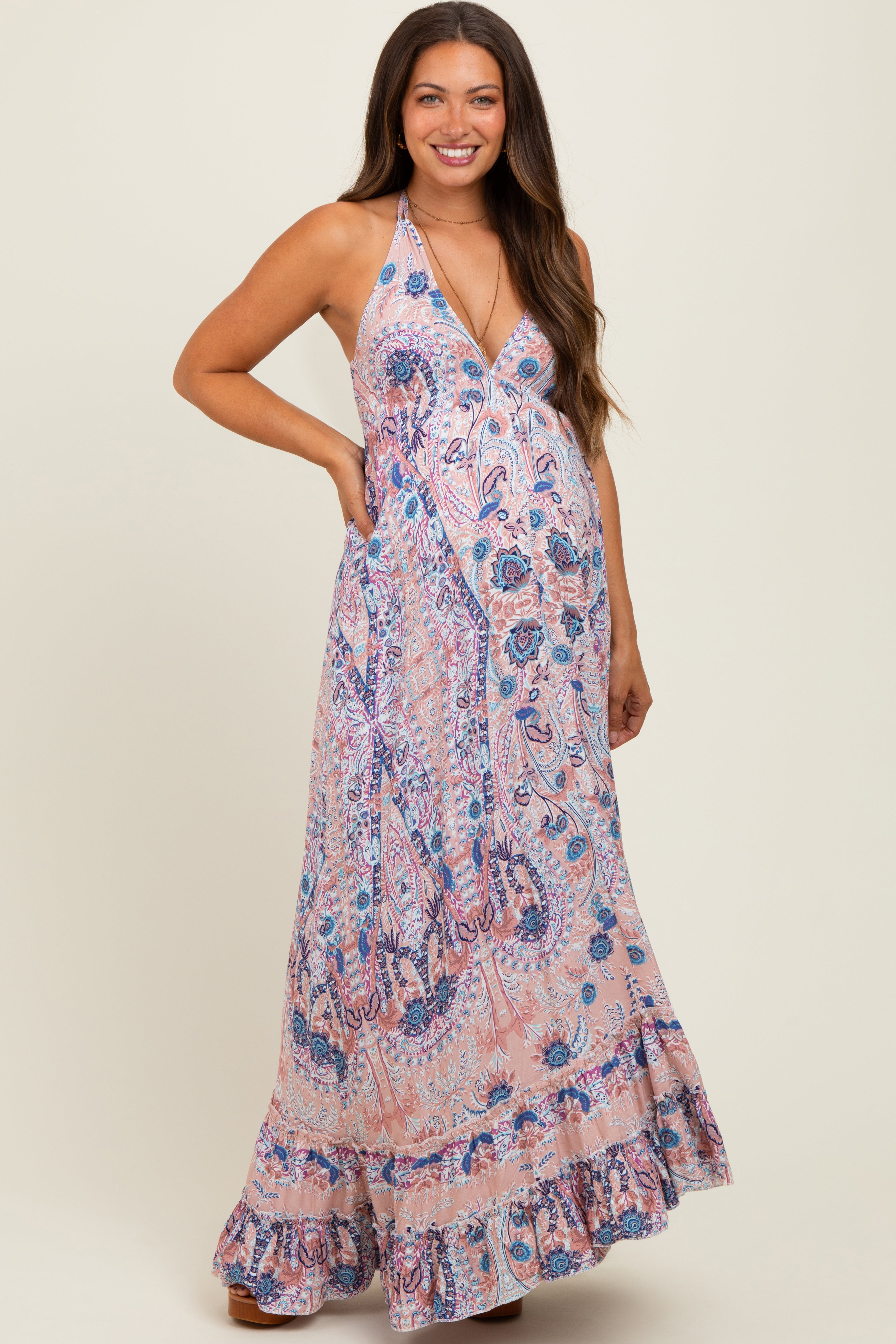 Mauvefarbenes Umstands-Maxikleid mit Paisleymuster, Neckholder-V-Ausschnitt und Cut-out