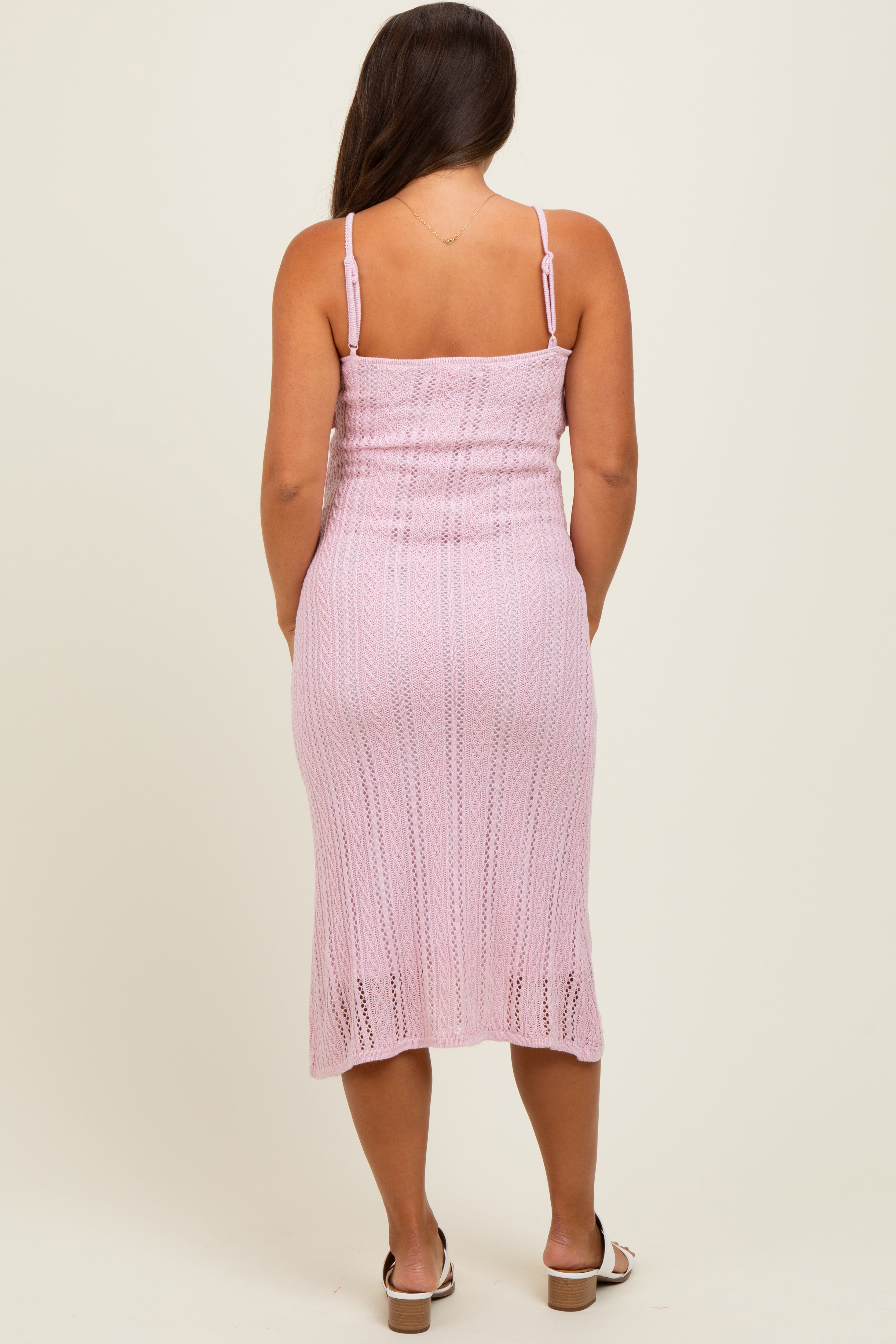 Zartrosa ärmelloses Umstands-Midikleid aus Feinstrick mit Rüschendetail