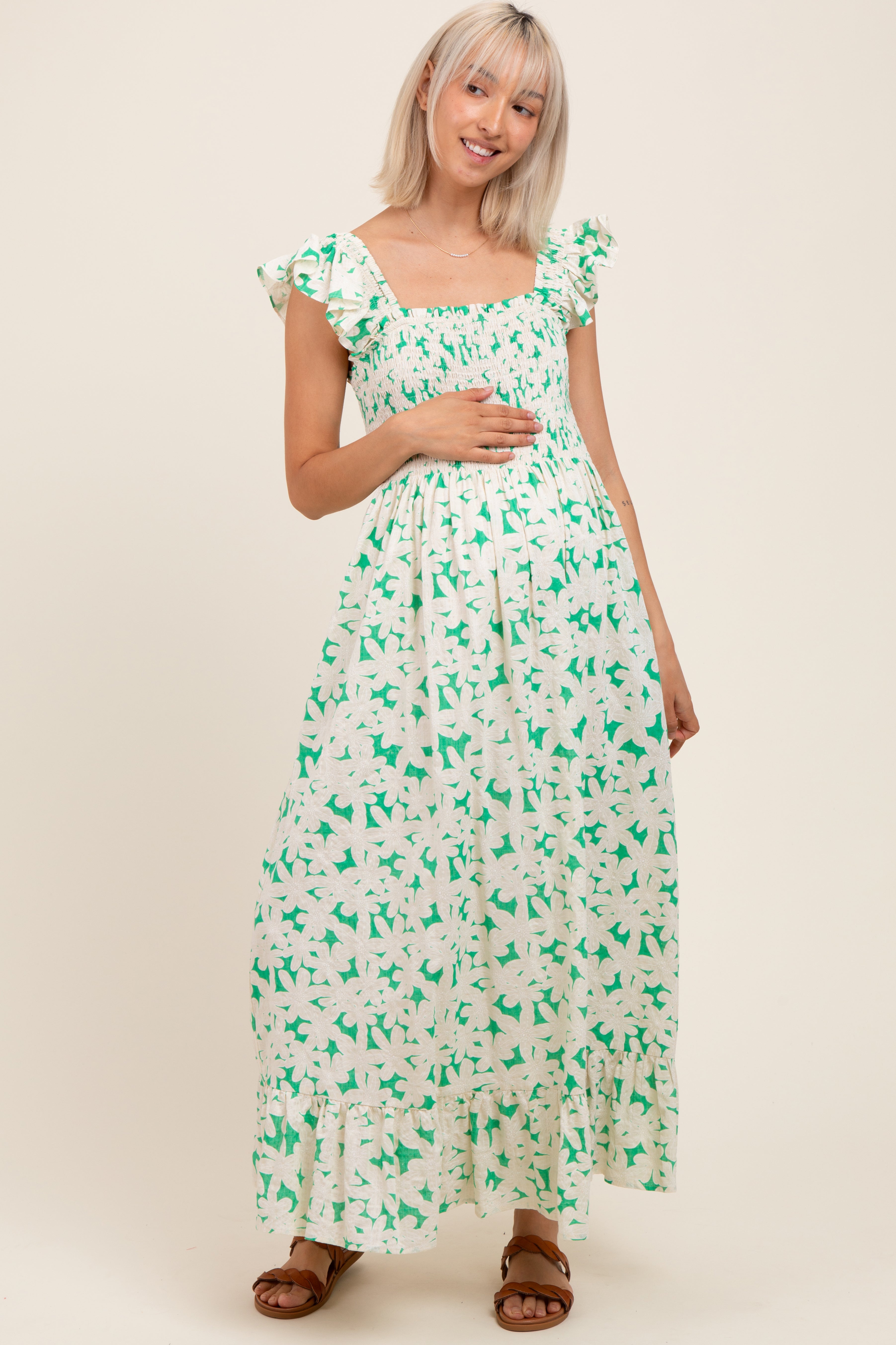 Grünes Umstands-Maxikleid mit Blumenmuster, Smok-Oberteil und Rüschenärmeln