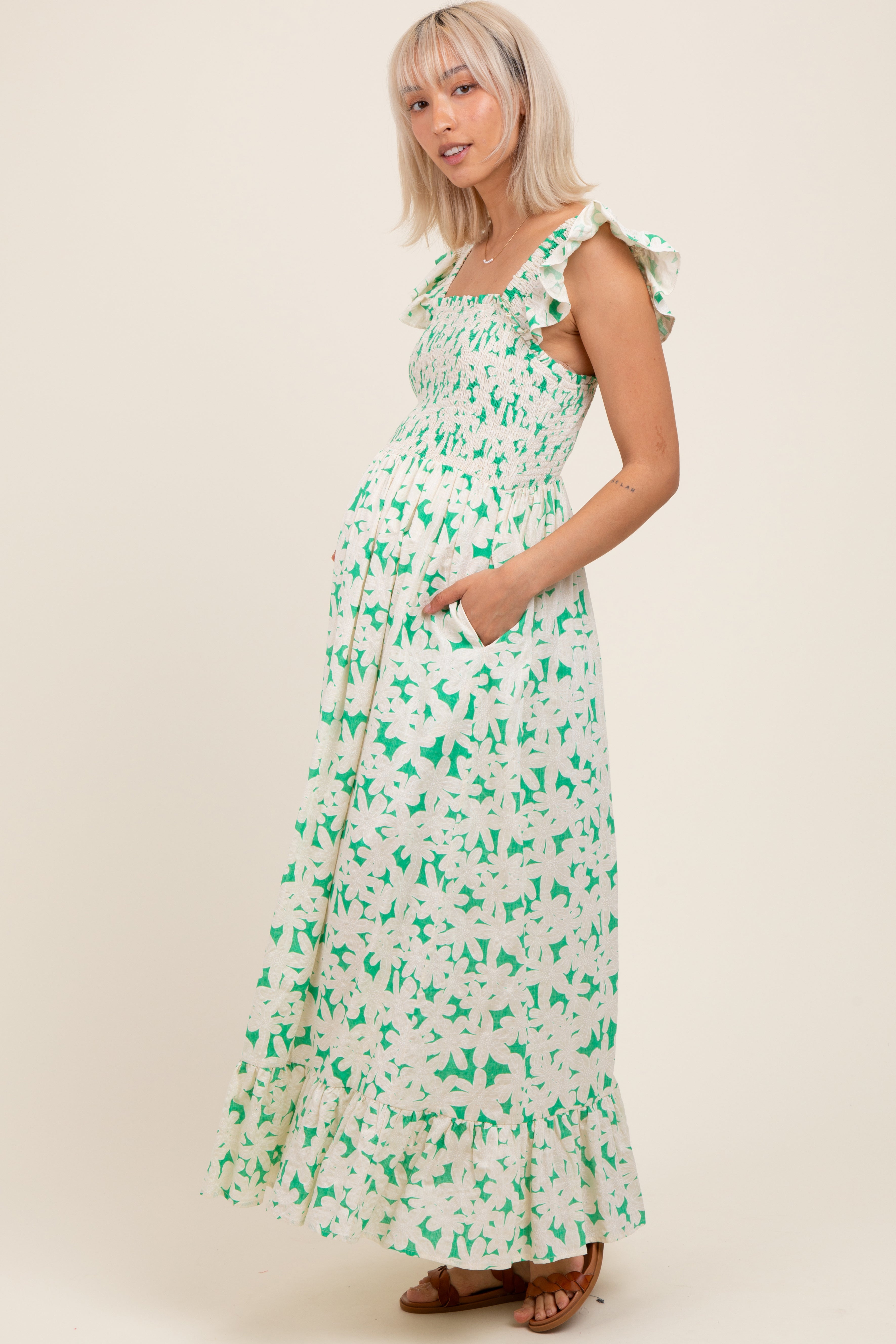 Grünes Umstands-Maxikleid mit Blumenmuster, Smok-Oberteil und Rüschenärmeln