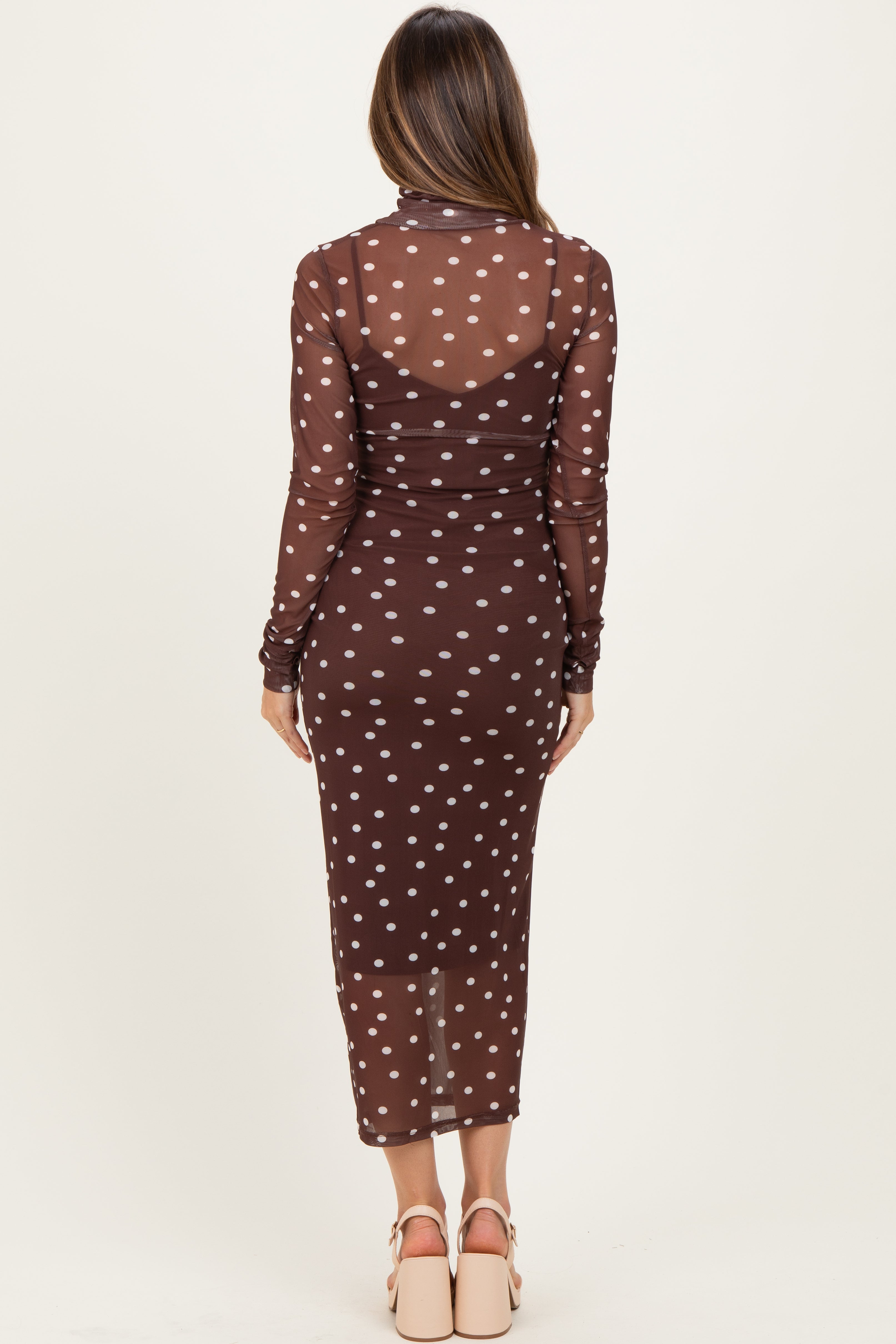 Mokkafarbenes Umstands-Midikleid mit Mesh-Overlay und Punktemuster
