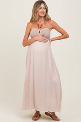 Beigefarbenes Umstands-Maxikleid mit Häkeldetails und perlenbesetztem Neckholder
