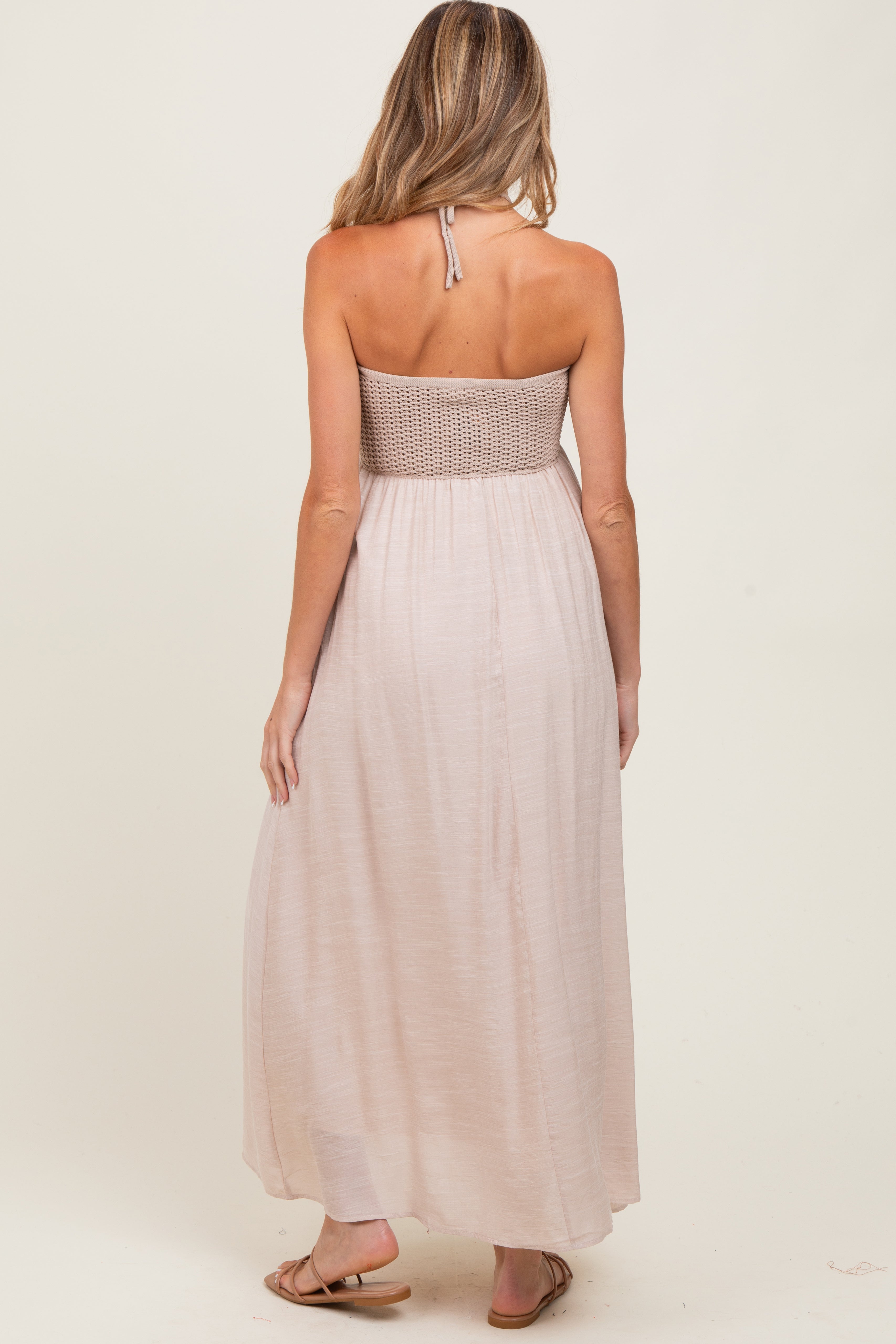 Beigefarbenes Umstands-Maxikleid mit Häkeldetails und perlenbesetztem Neckholder