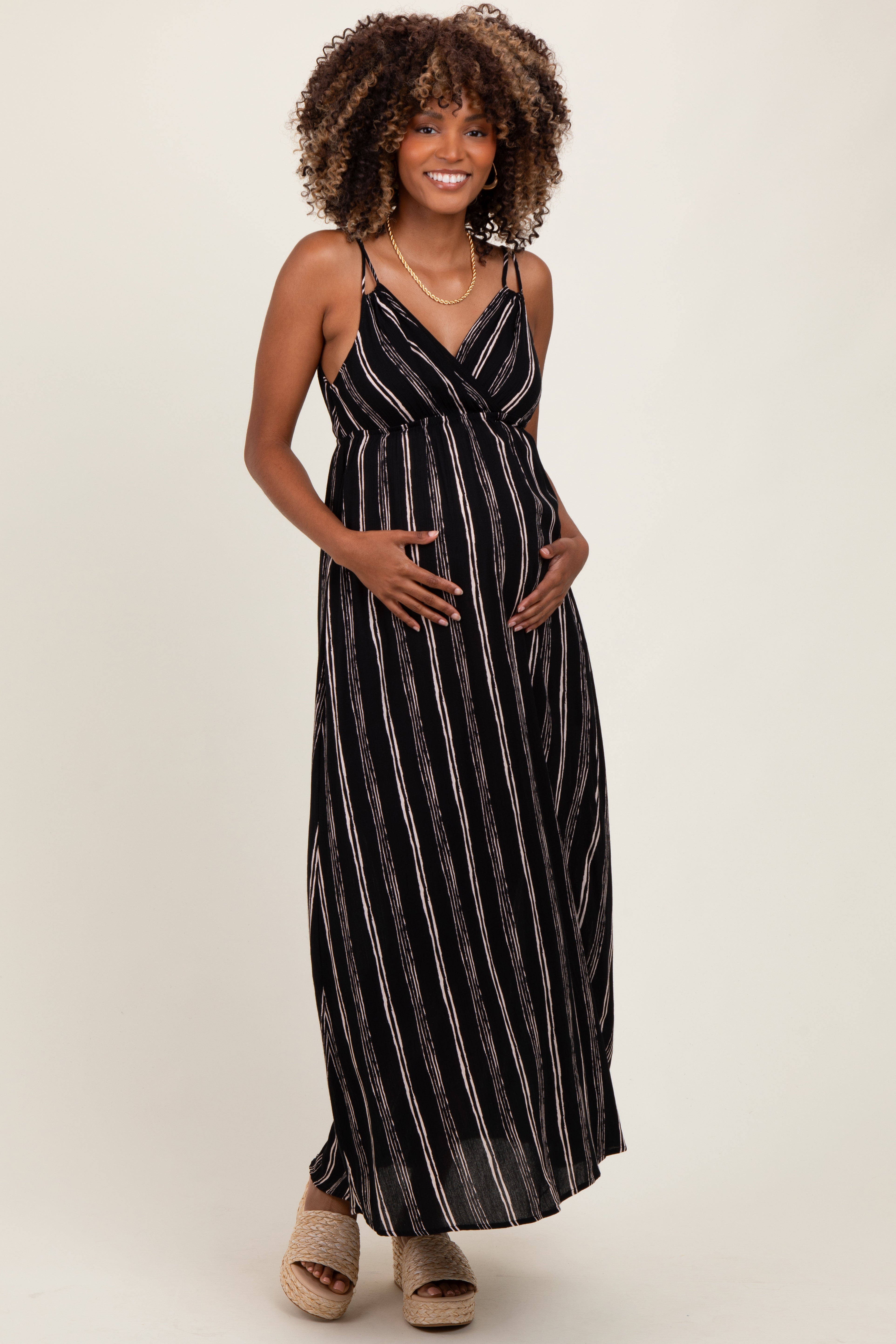 Schwarzes gestreiftes Umstands-Maxikleid mit V-Ausschnitt und Doppelträgern