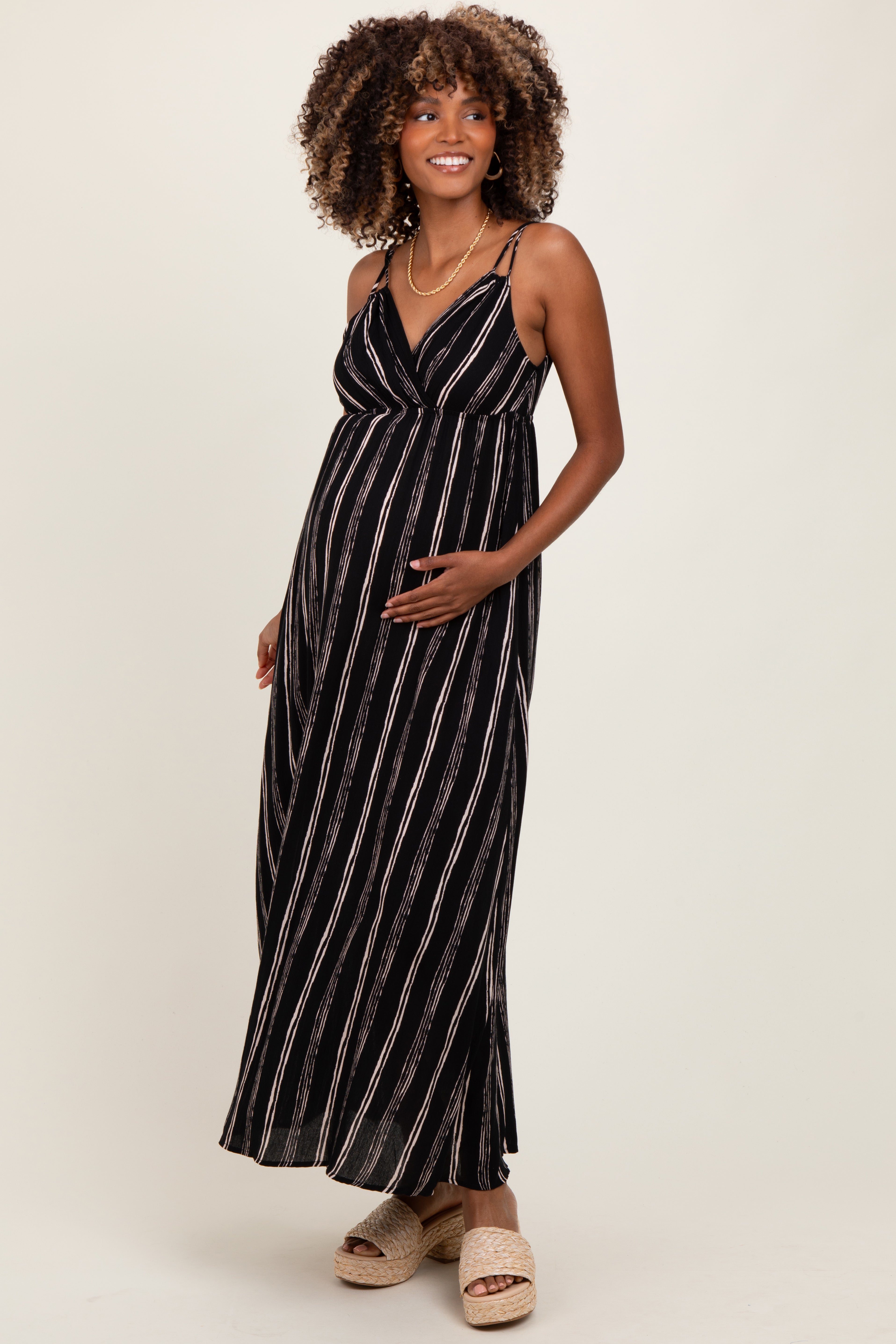 Schwarzes gestreiftes Umstands-Maxikleid mit V-Ausschnitt und Doppelträgern