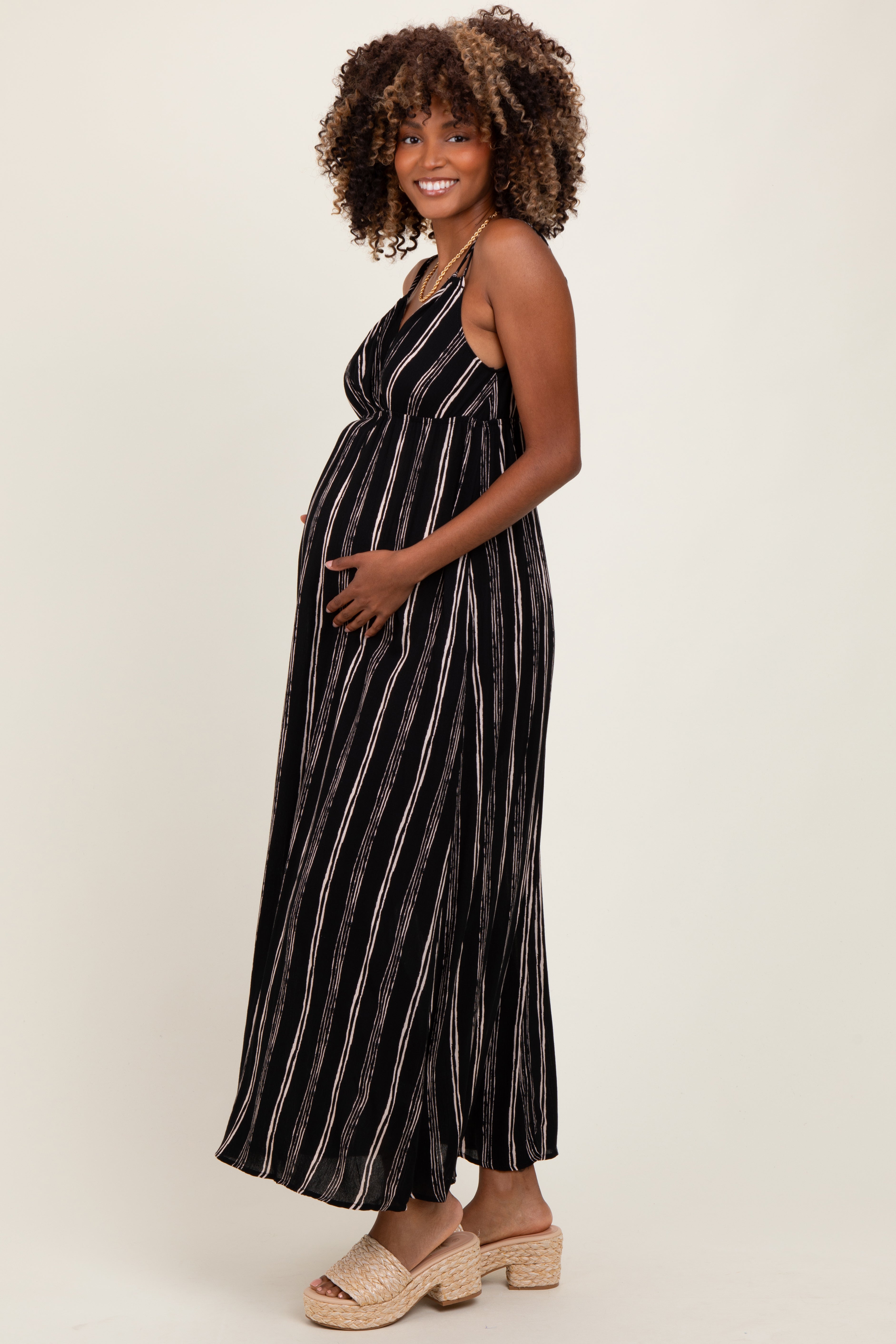Schwarzes gestreiftes Umstands-Maxikleid mit V-Ausschnitt und Doppelträgern