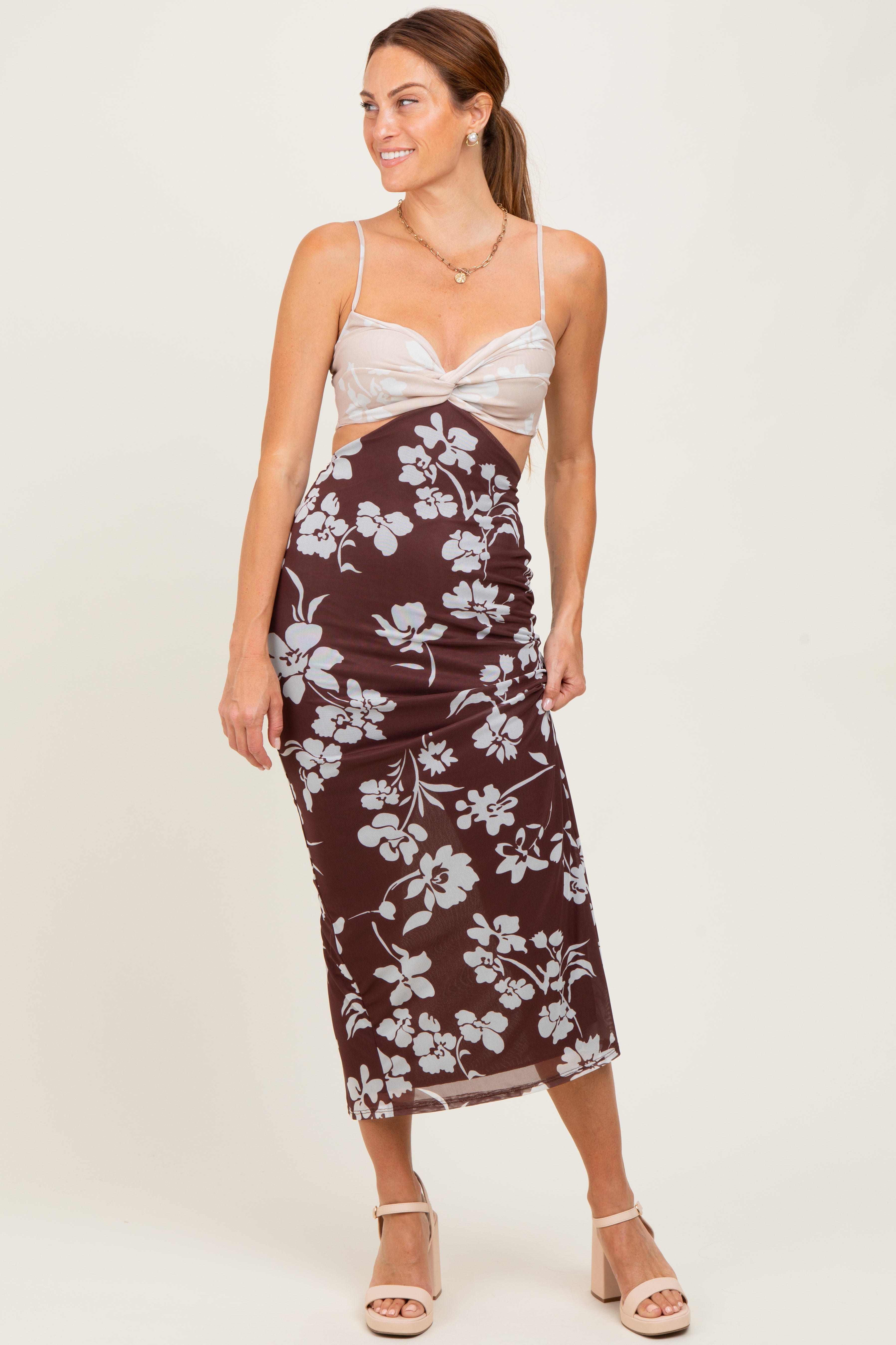Braunes ärmelloses Umstands-Maxikleid im Colourblock-Design mit Blumenprint und Cut-out