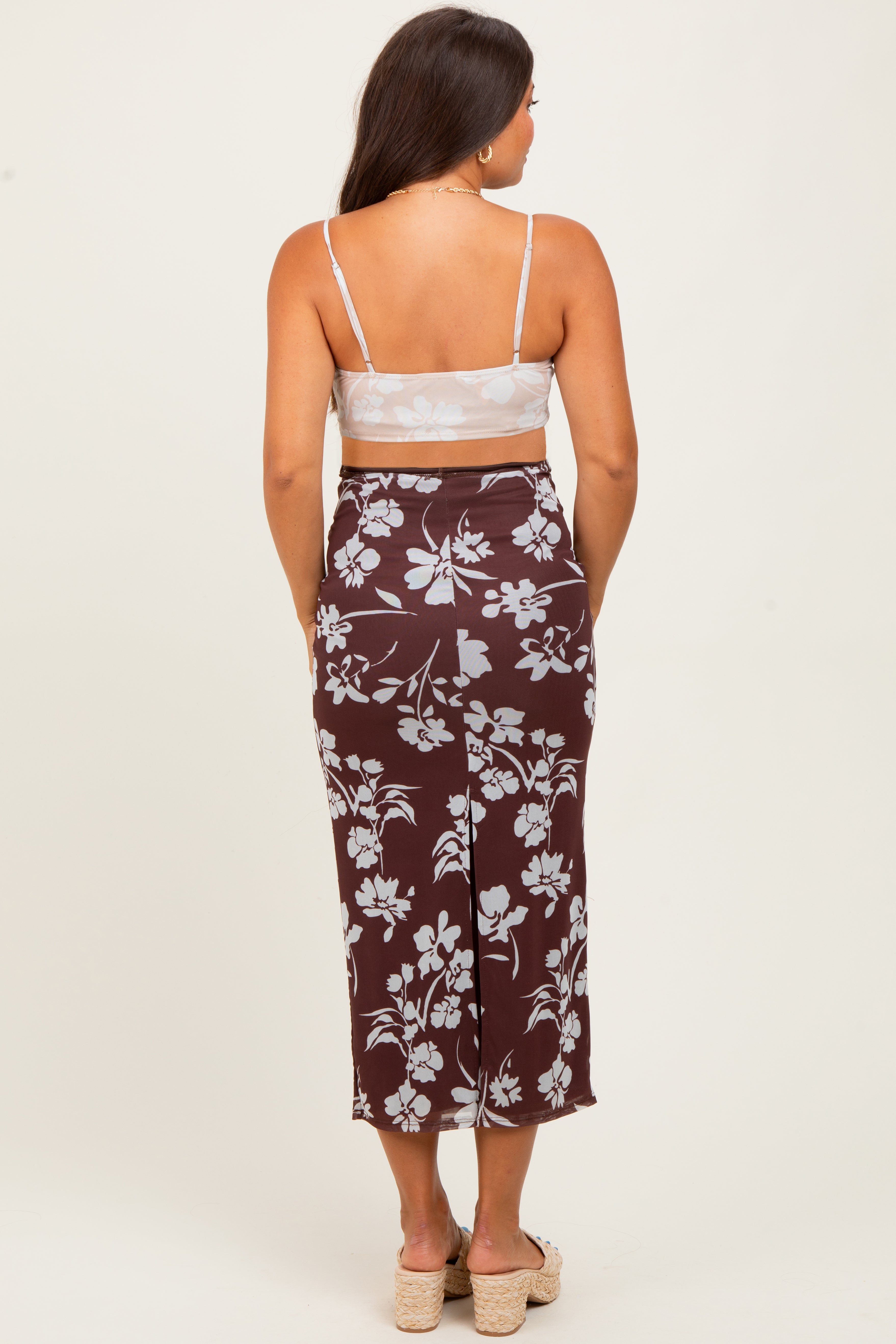 Braunes ärmelloses Umstands-Maxikleid im Colourblock-Design mit Blumenprint und Cut-out