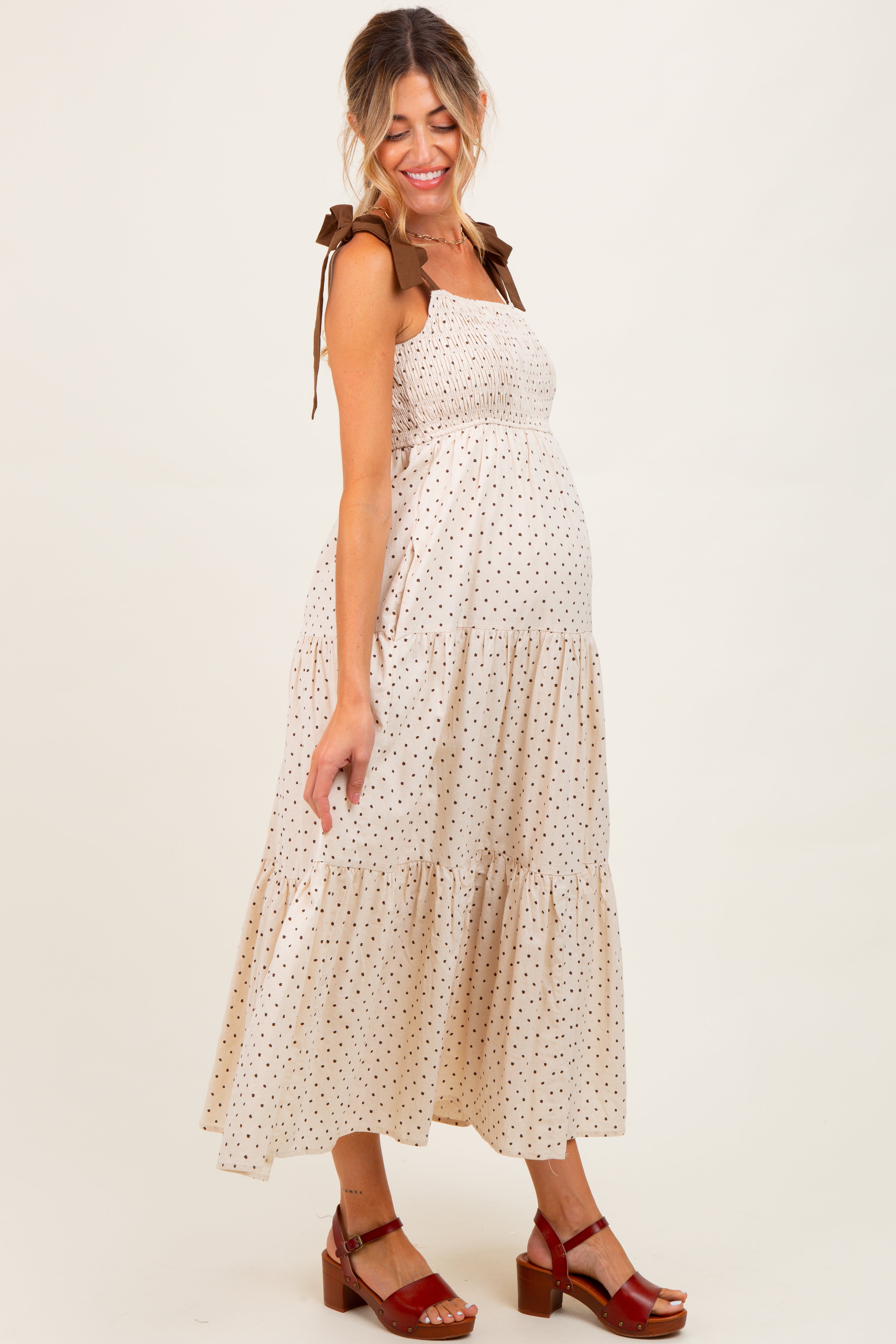 Cremefarbenes Umstands-Midikleid mit Punktemuster, Stufenrock und Schulterbindern