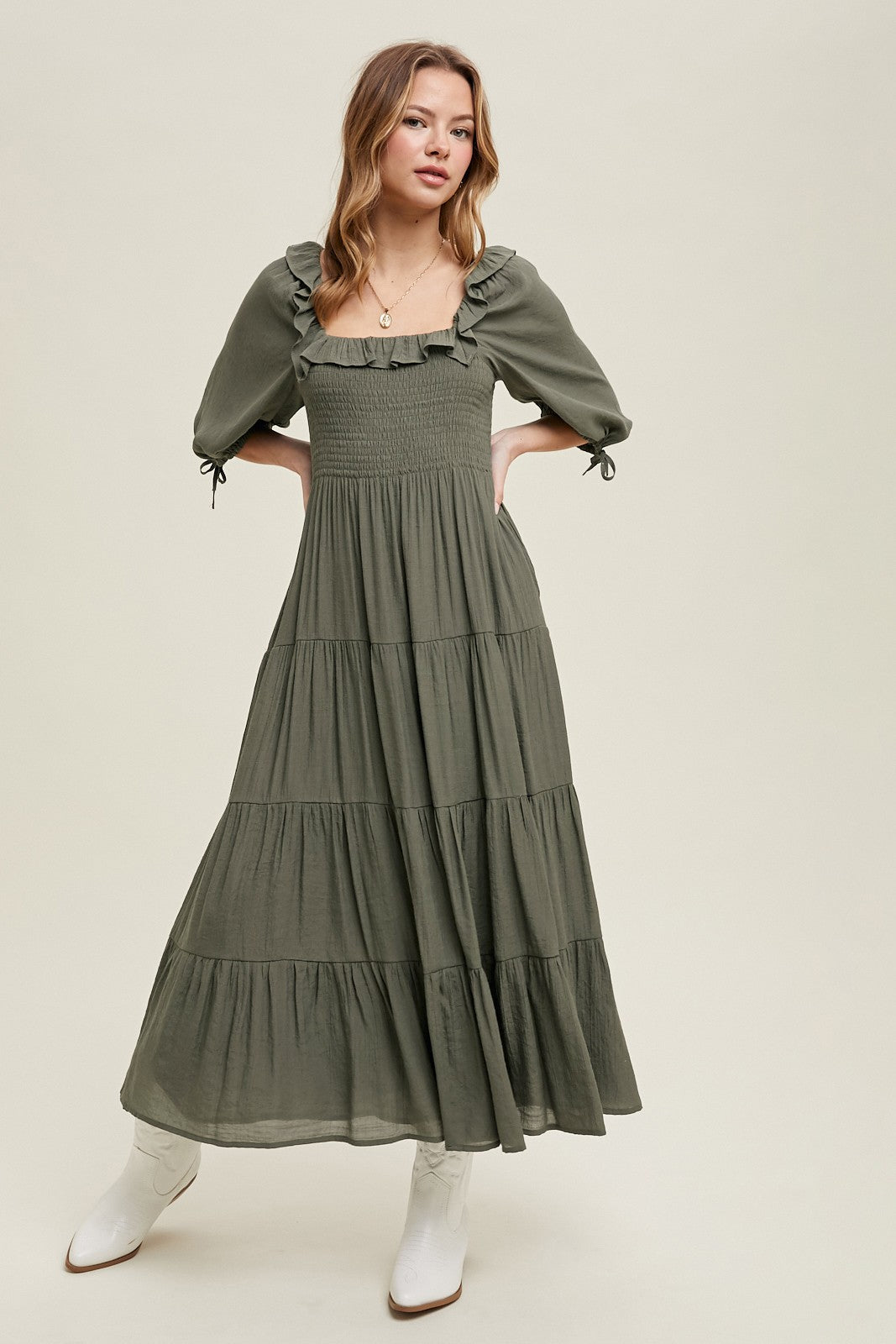 Geschmocktes Umstands-Midikleid mit Rüschendetail und Stufenrock in Oliv