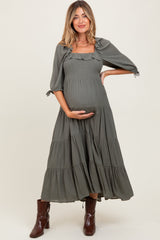 Geschmocktes Umstands-Midikleid mit Rüschendetail und Stufenrock in Oliv