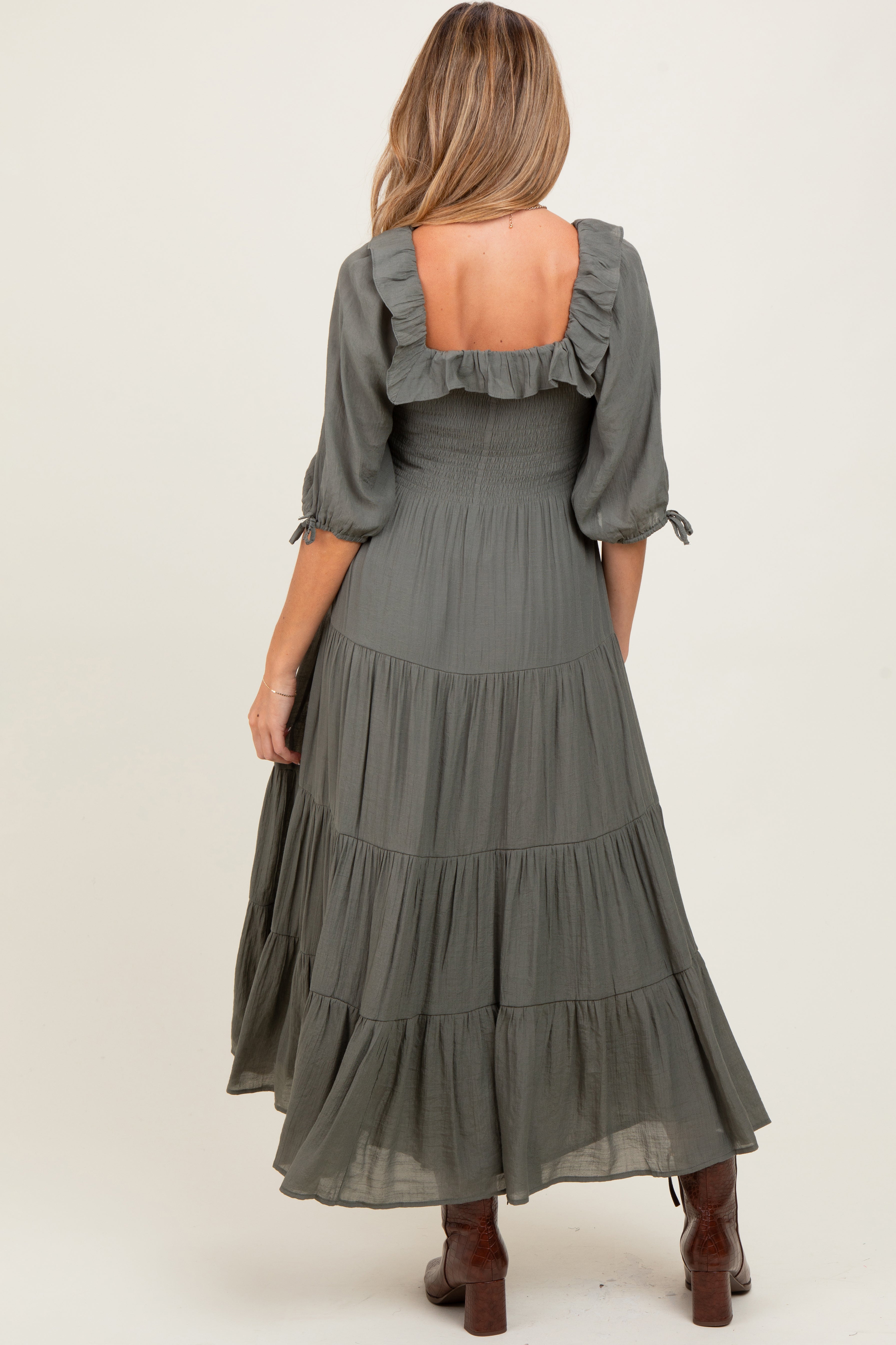 Geschmocktes Umstands-Midikleid mit Rüschendetail und Stufenrock in Oliv