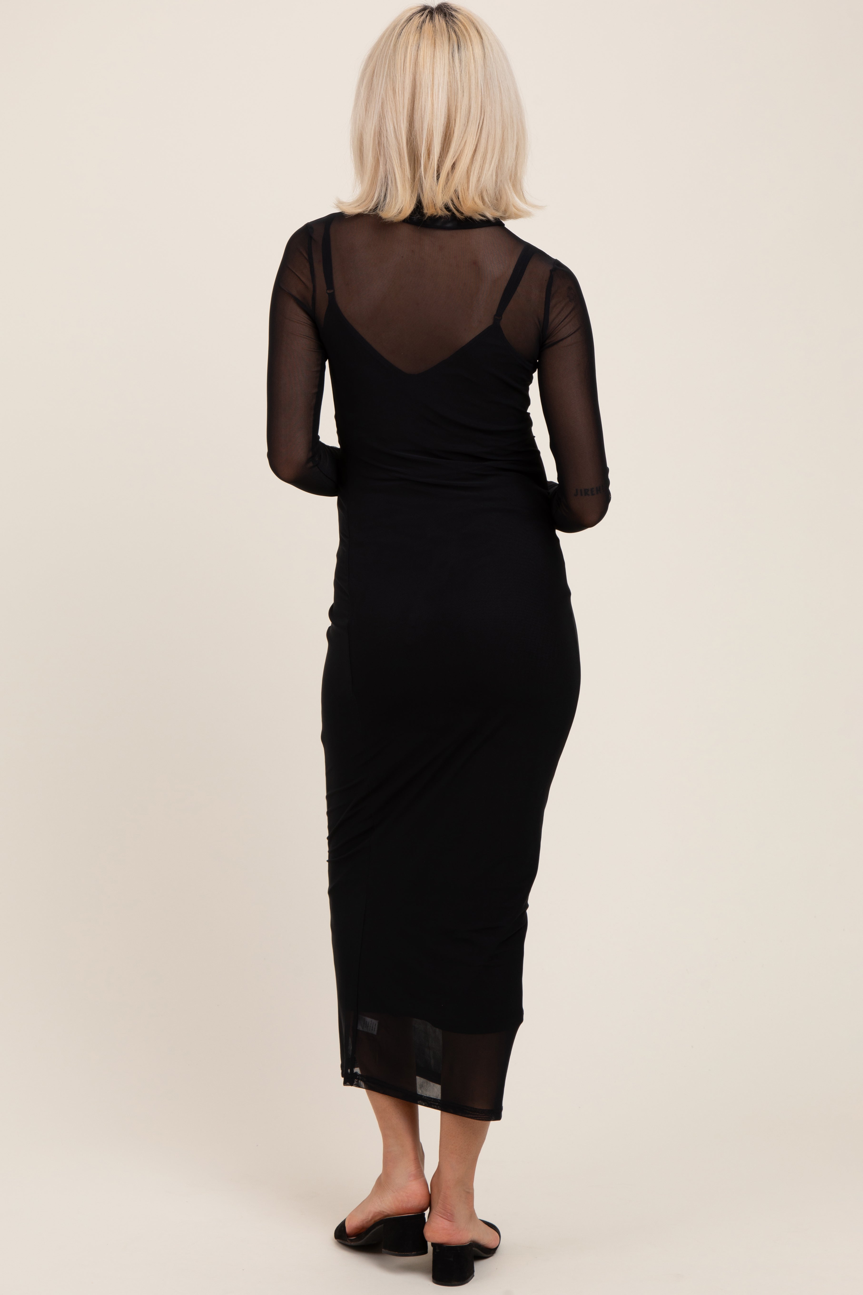 Schwarzes Umstands-Maxikleid mit Mesh-Overlay und langen Ärmeln