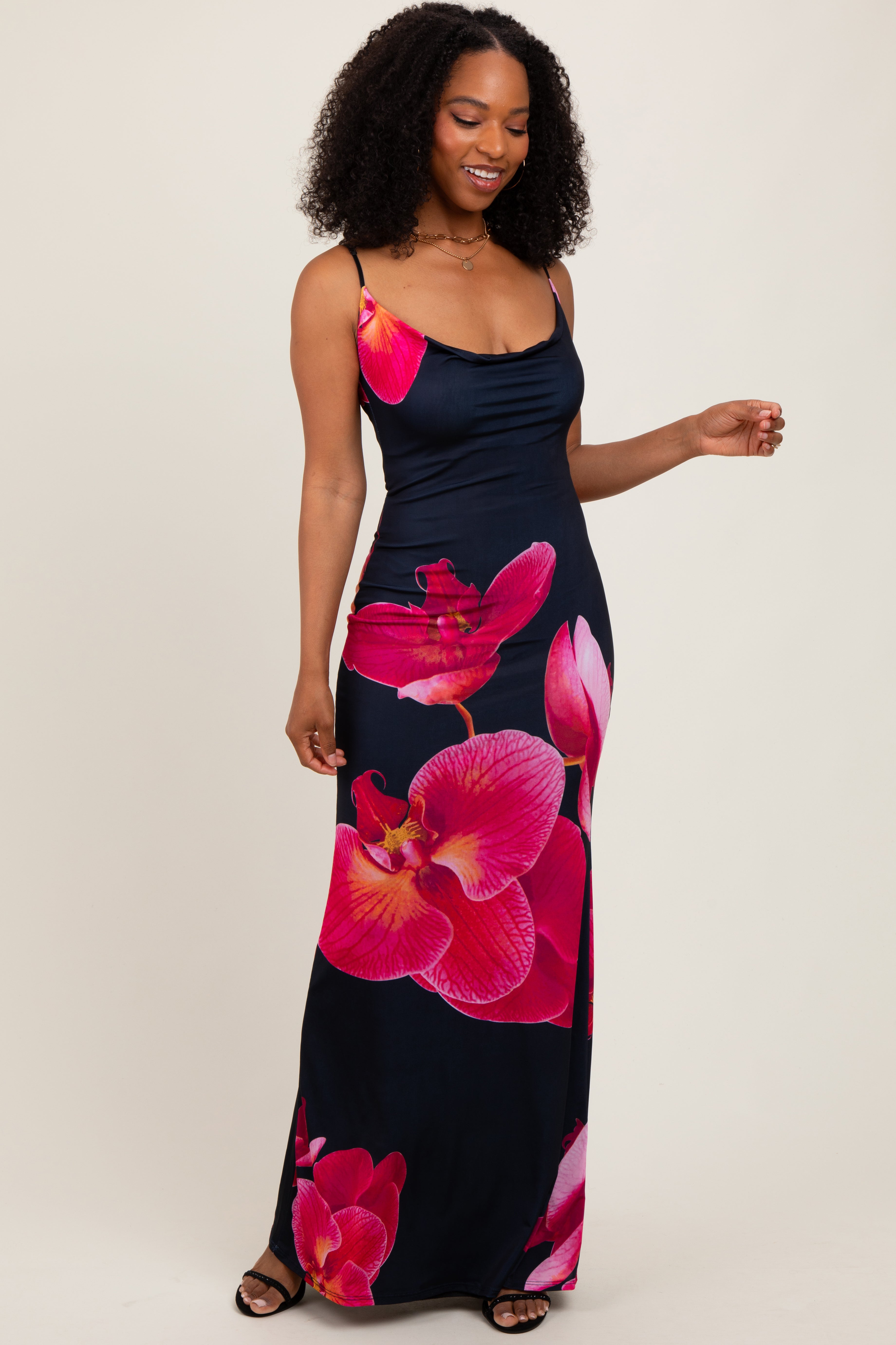 Schwarzes ärmelloses Umstands-Maxikleid mit Blumenmuster