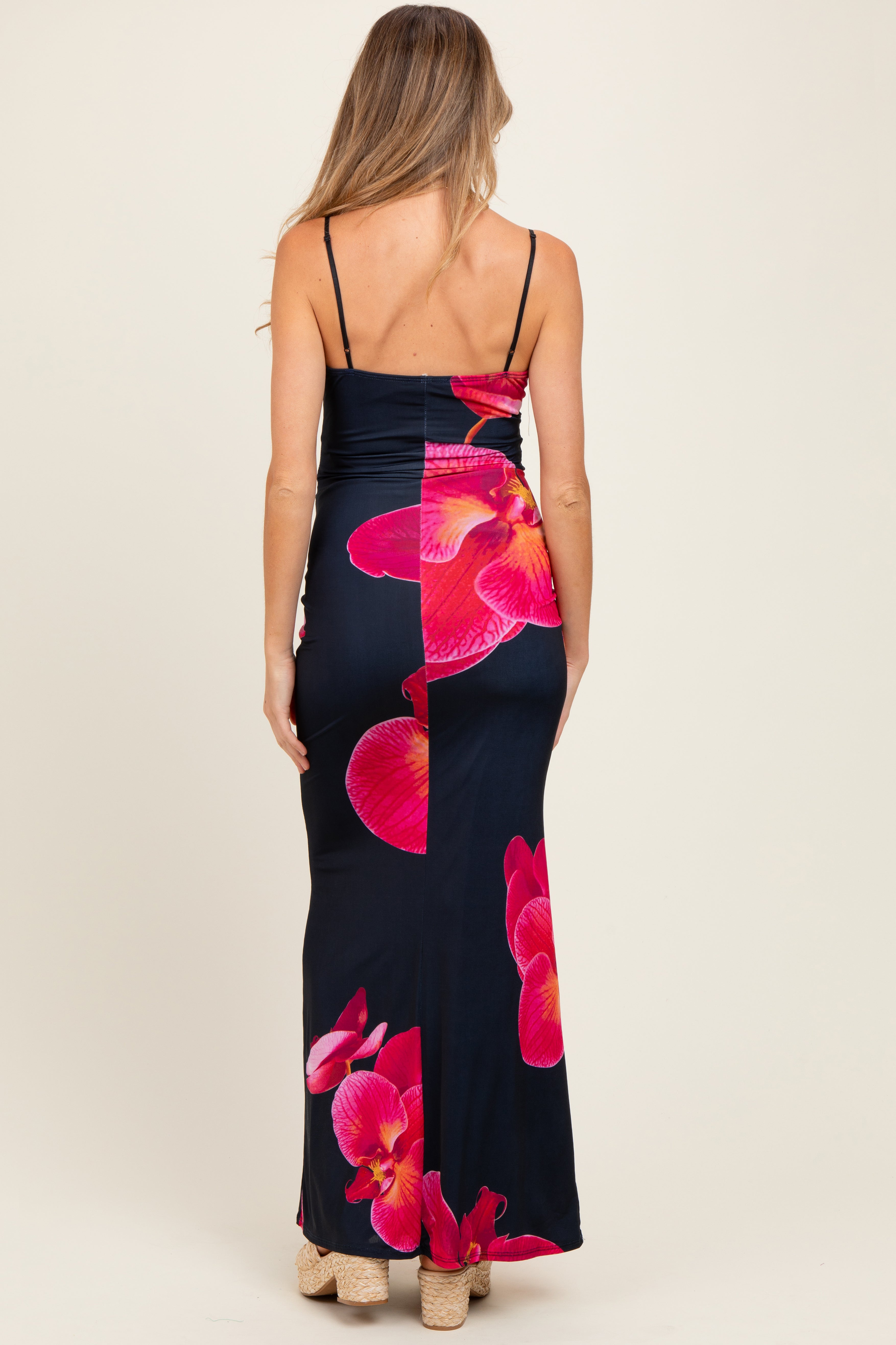 Schwarzes ärmelloses Umstands-Maxikleid mit Blumenmuster