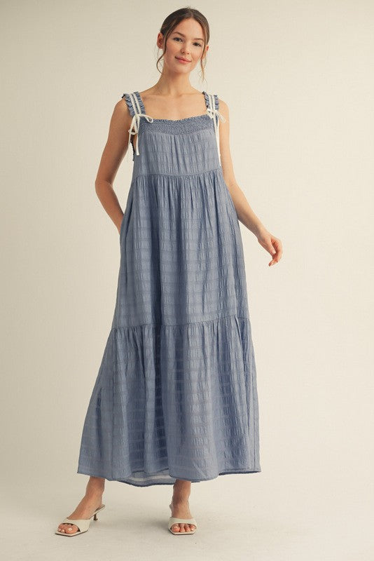 Blaues gestuftes Umstands-Maxikleid mit Schleifendetail