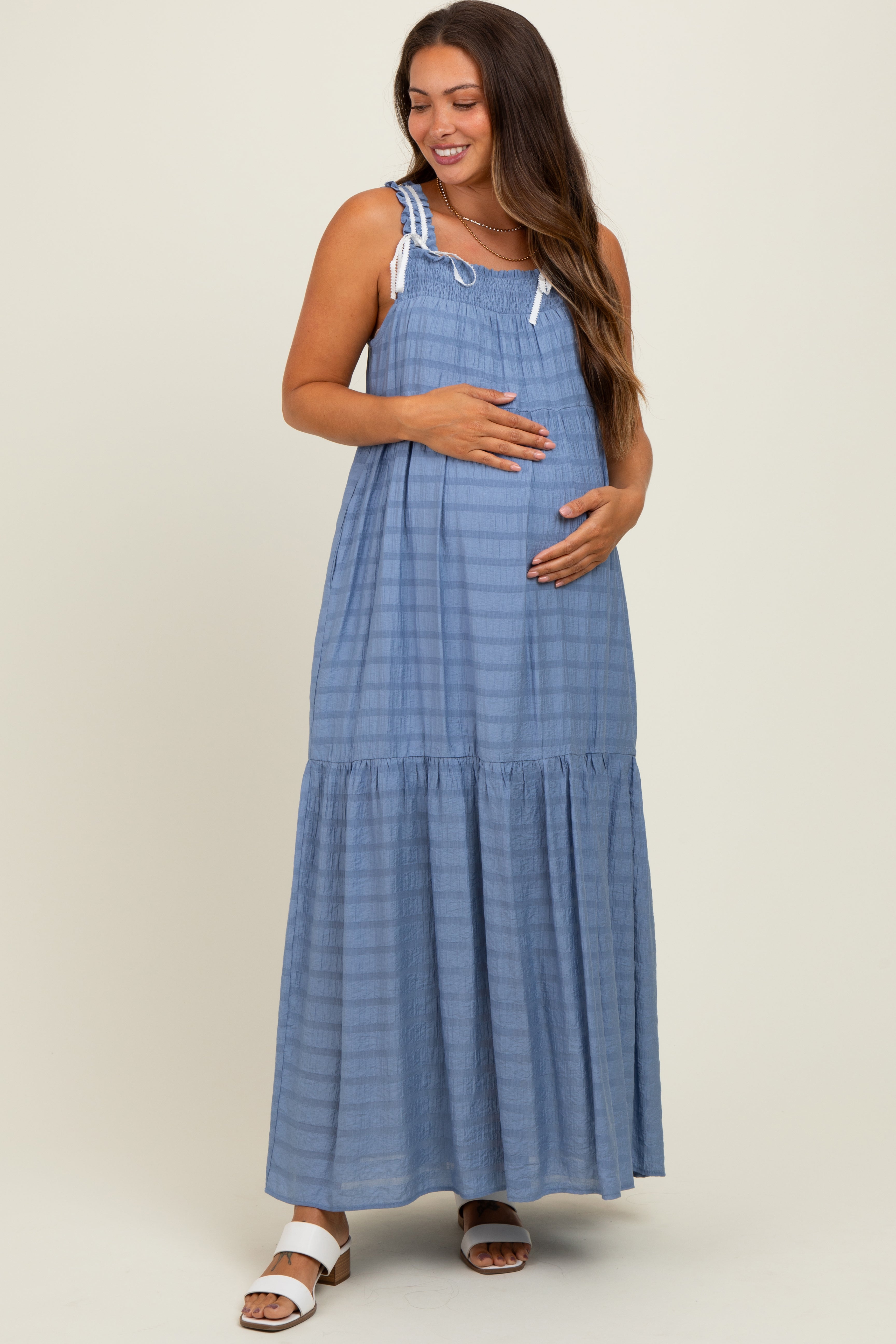 Blaues gestuftes Umstands-Maxikleid mit Schleifendetail