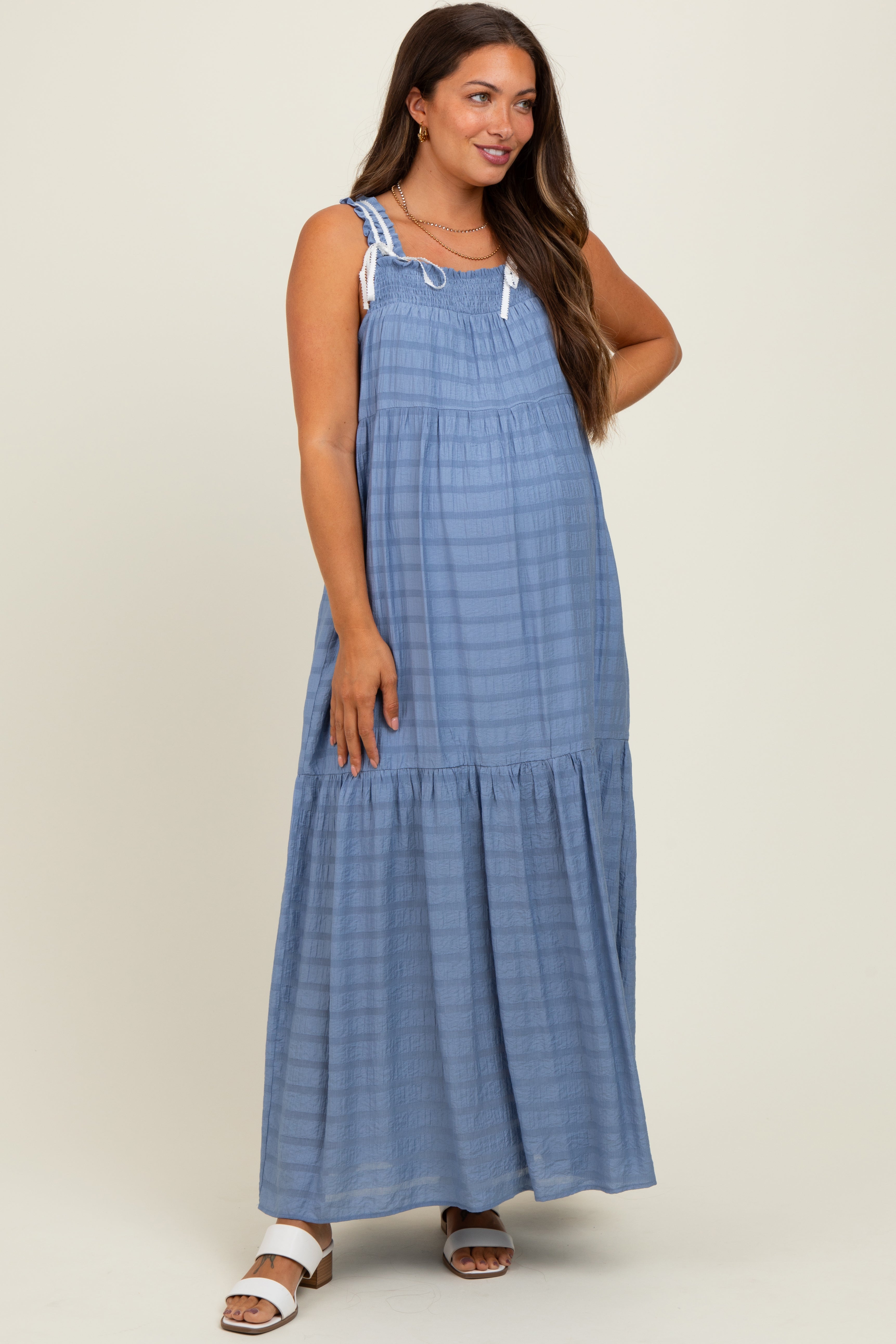 Blaues gestuftes Umstands-Maxikleid mit Schleifendetail