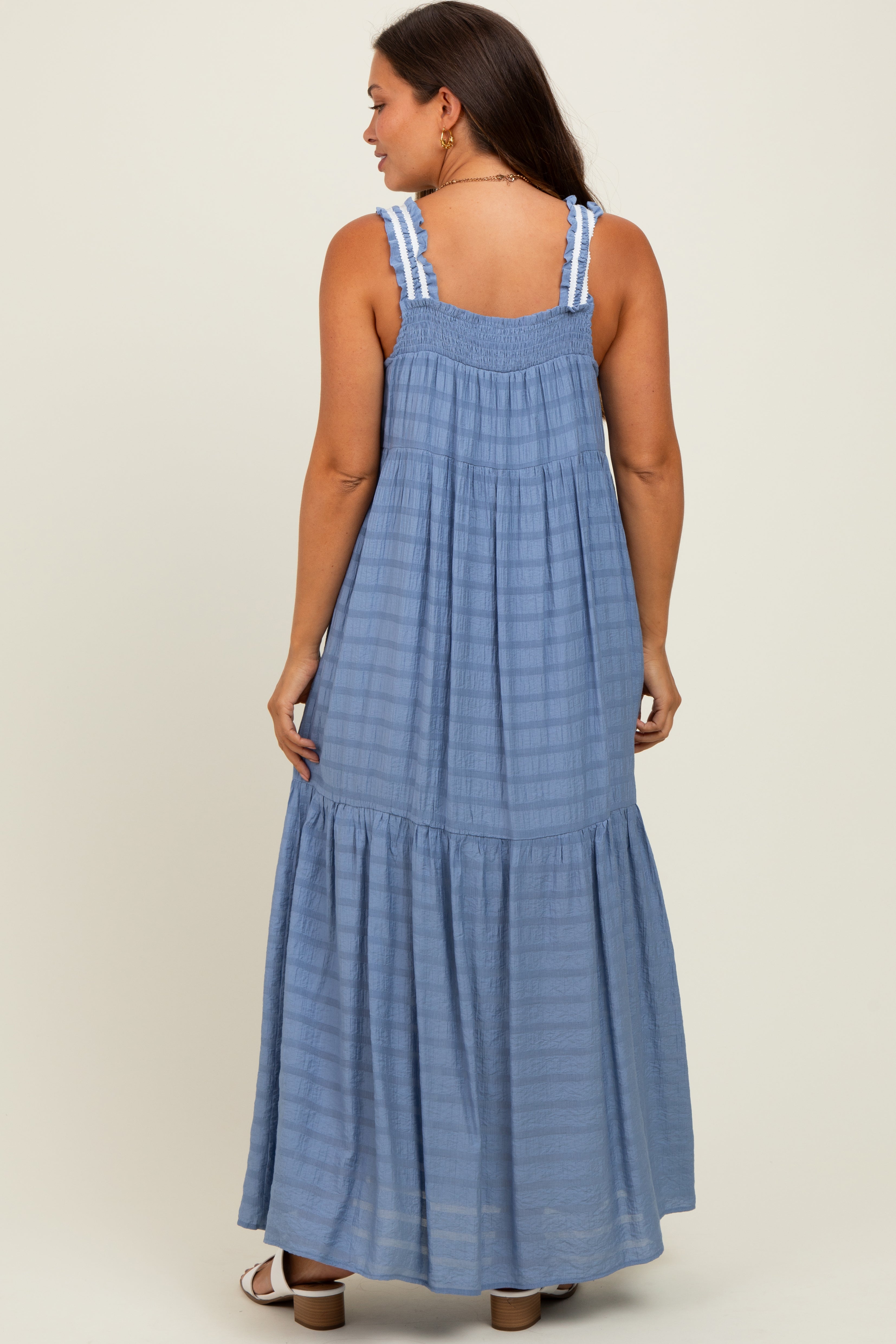 Blaues gestuftes Umstands-Maxikleid mit Schleifendetail