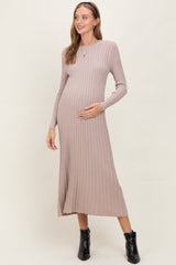 Geripptes Umstands-Pulloverkleid mit langen Ärmeln in Midilänge