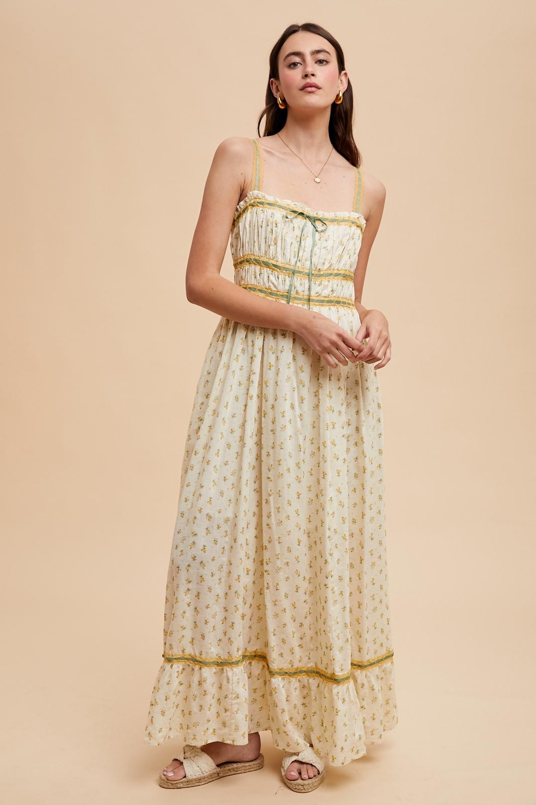 Gelbes ärmelloses Umstands-Maxikleid mit Blumenmuster und Schleifendetail