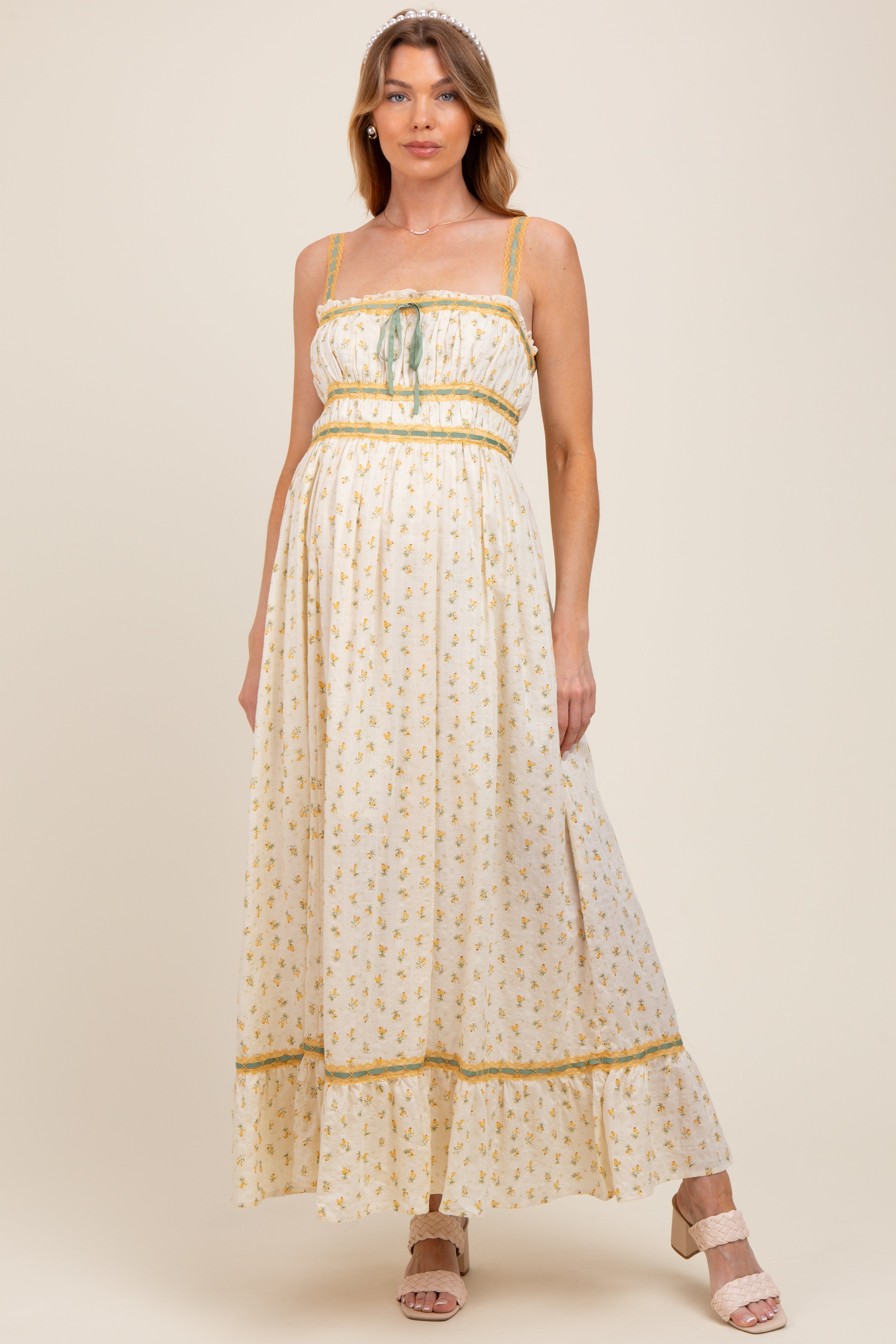Gelbes ärmelloses Umstands-Maxikleid mit Blumenmuster und Schleifendetail