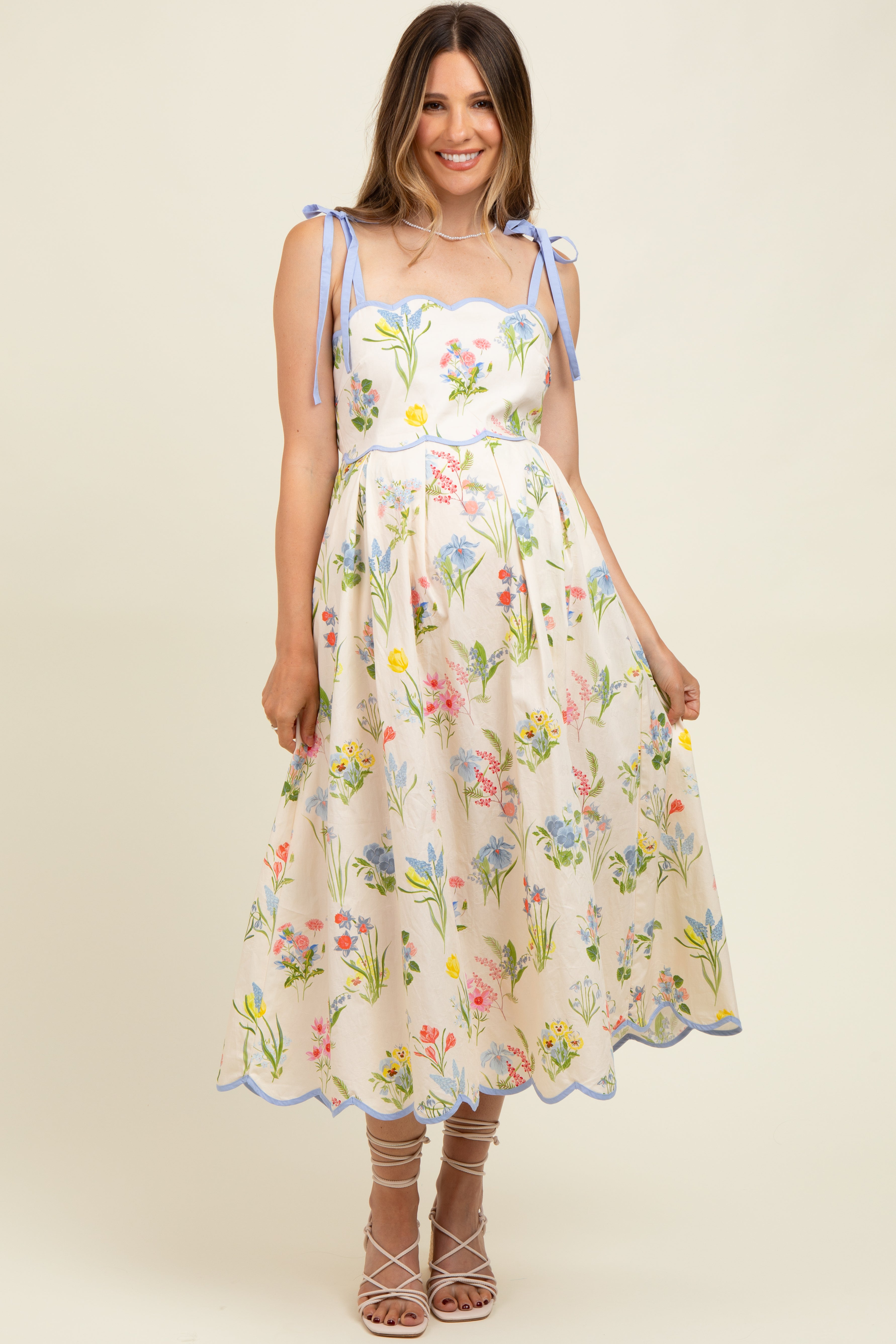 Umstands-Midikleid mit Blumenmuster, Schulterbändern und Wellensaum