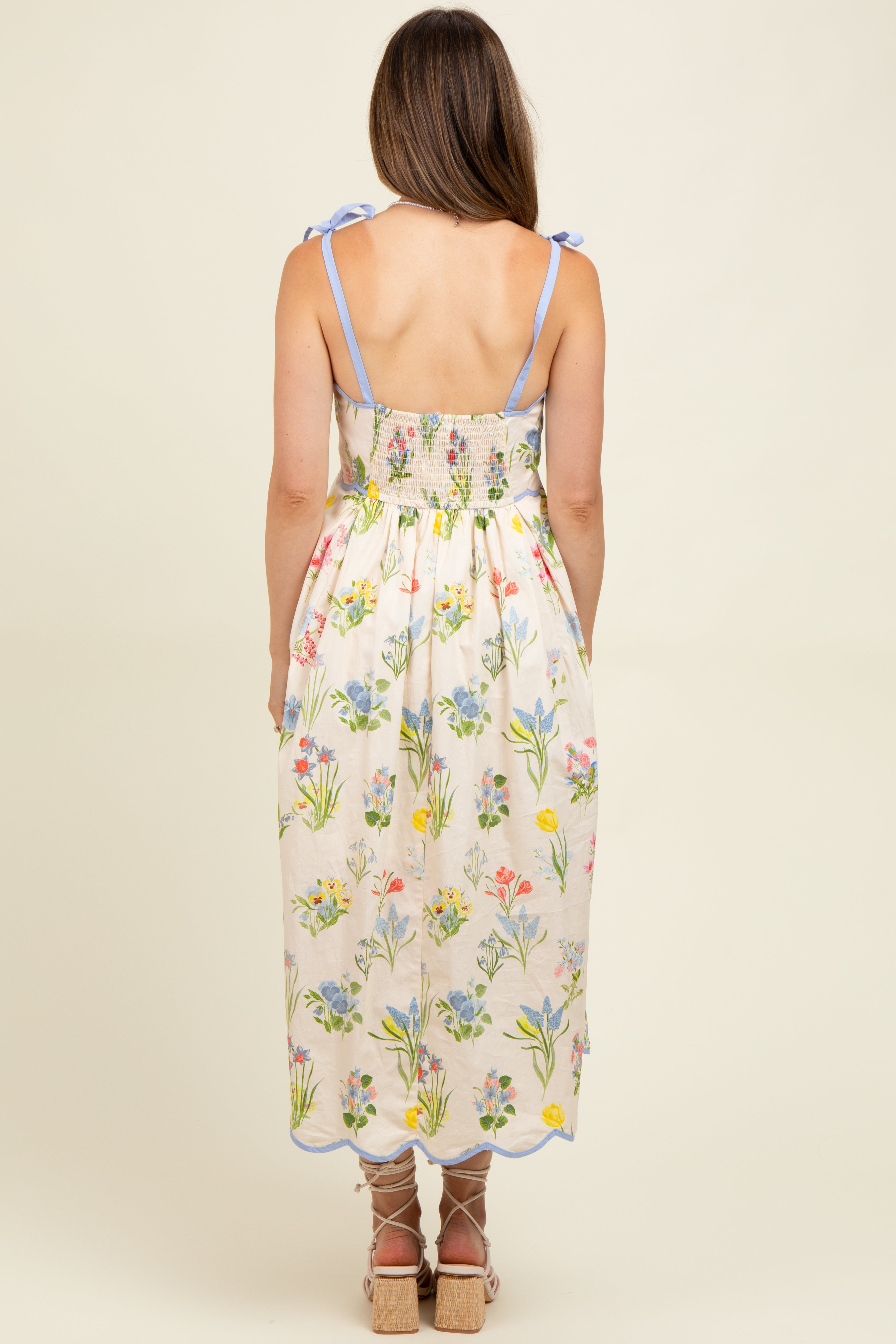 Umstands-Midikleid mit Blumenmuster, Schulterbändern und Wellensaum