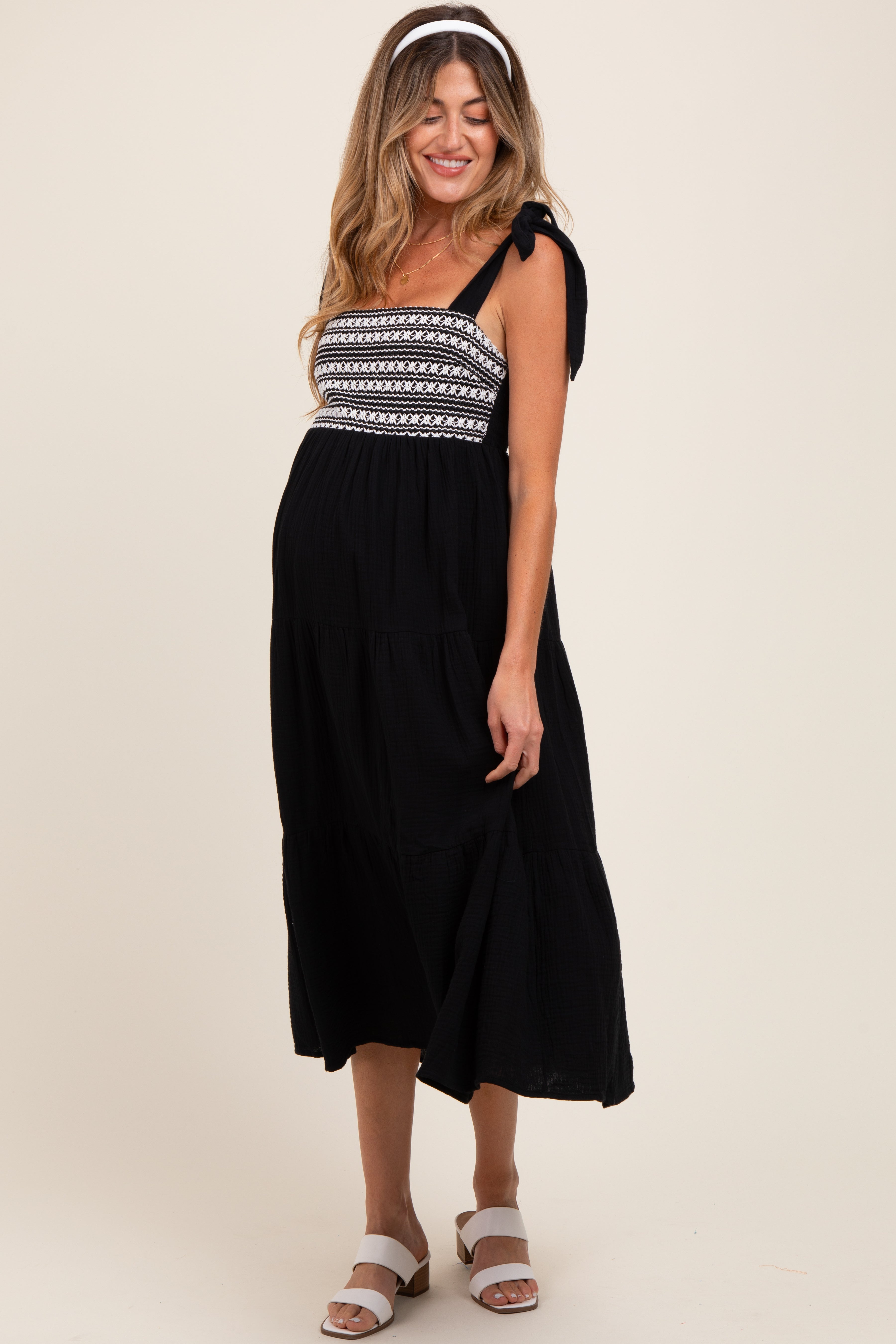 Schwarzes gestuftes Umstands-Midikleid mit Häkeloberteil und Schulterbindung