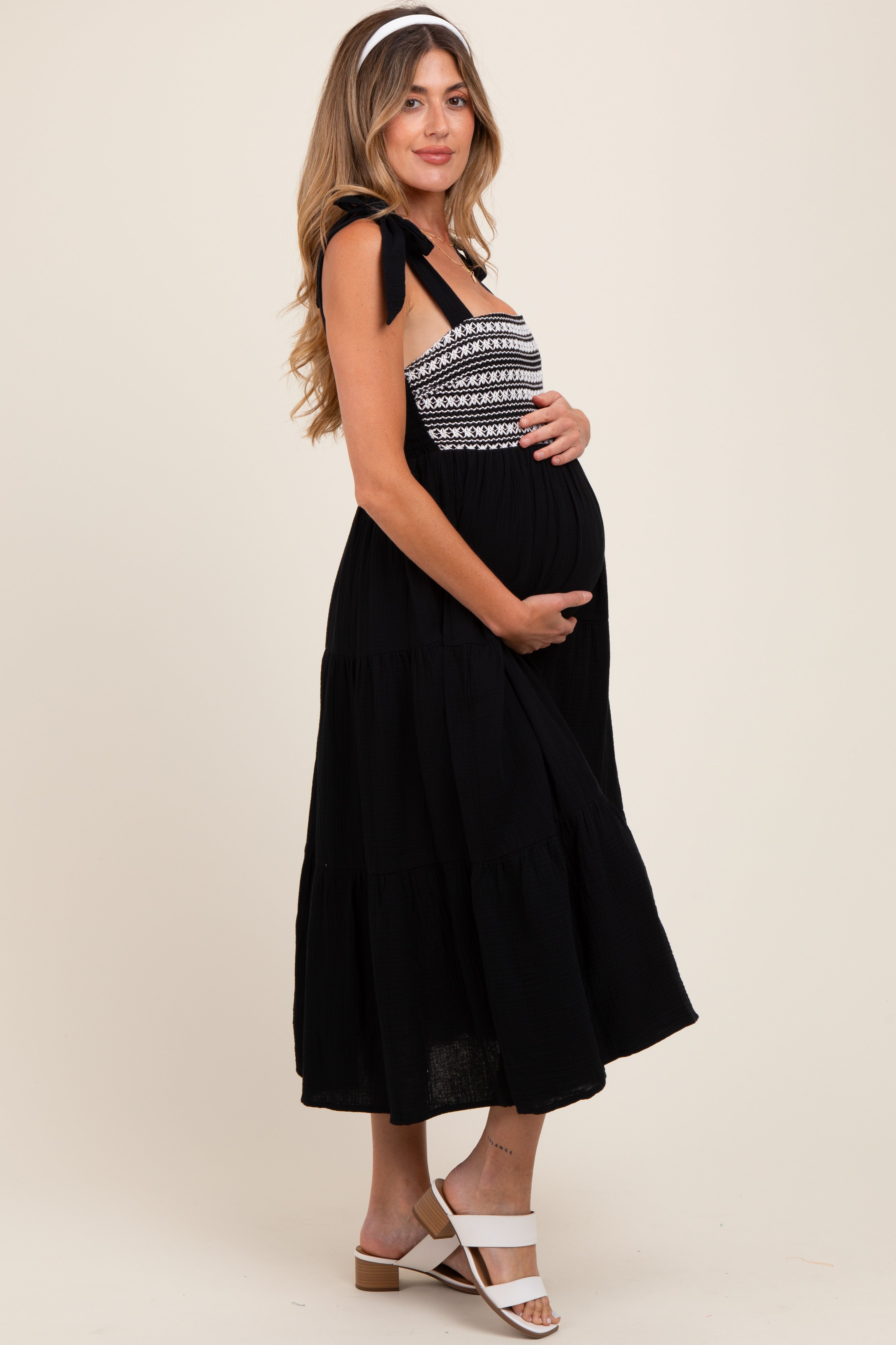 Schwarzes gestuftes Umstands-Midikleid mit Häkeloberteil und Schulterbindung