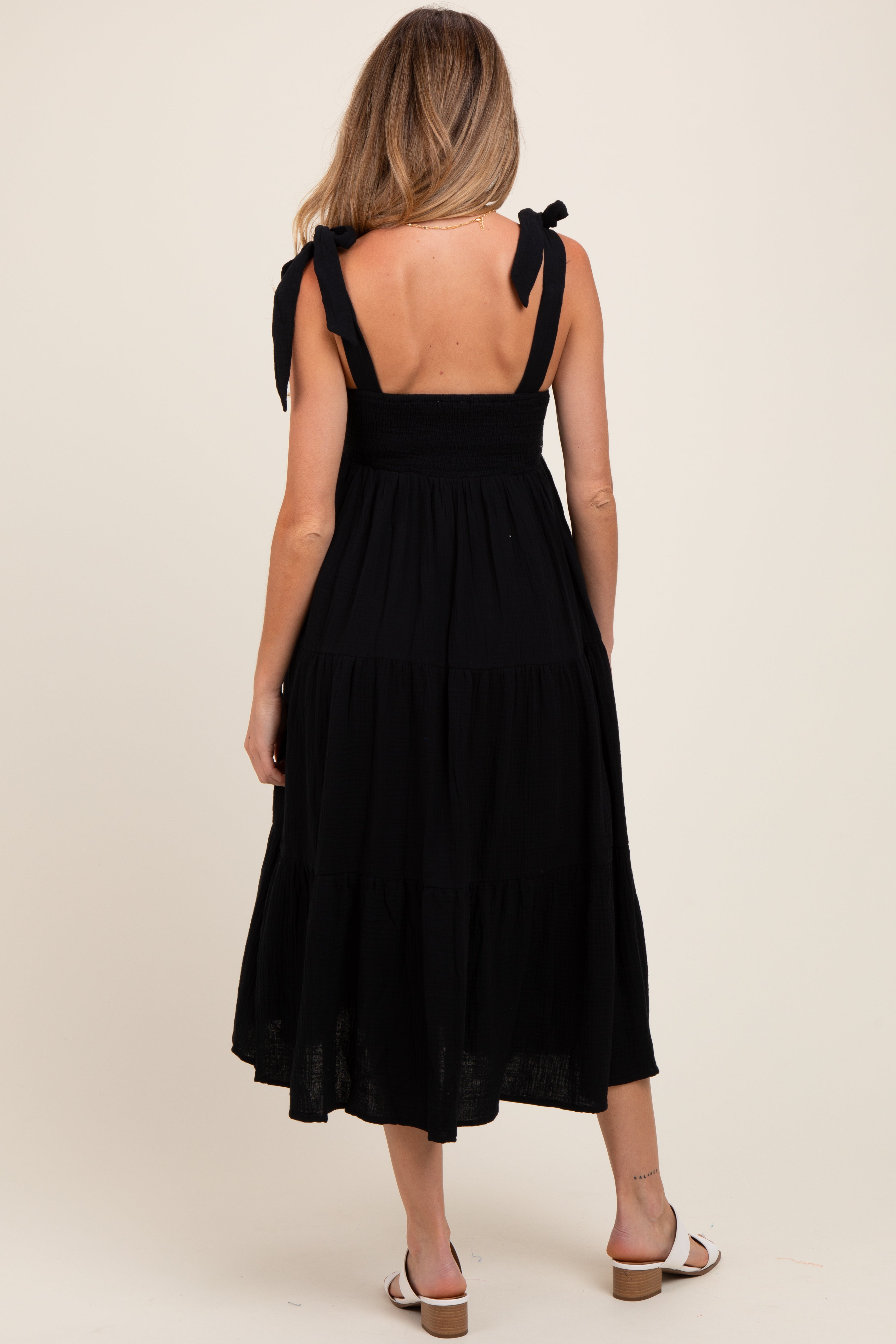 Schwarzes gestuftes Umstands-Midikleid mit Häkeloberteil und Schulterbindung