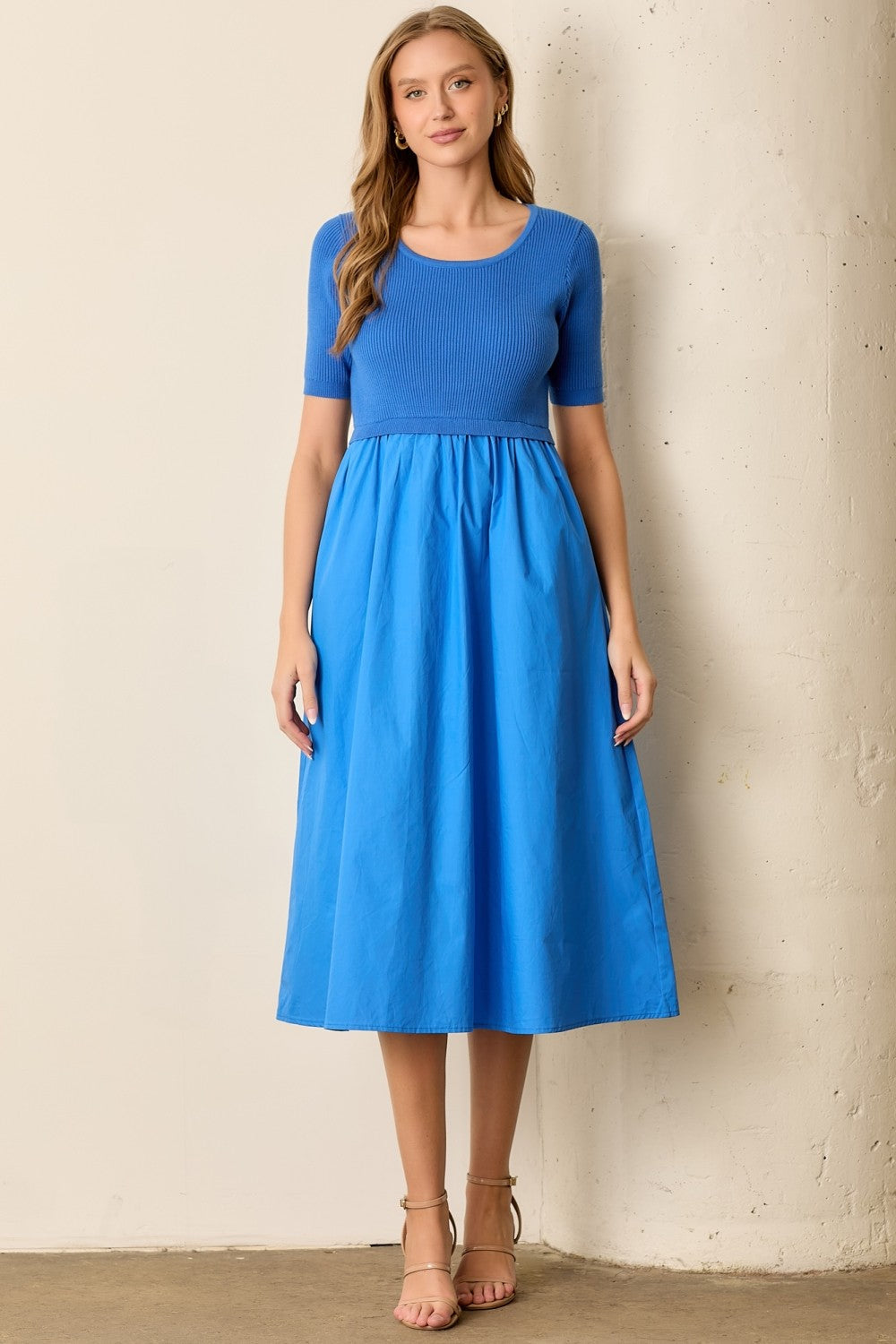 Blaues Umstands-Midikleid mit Kontrast-Strickoberteil