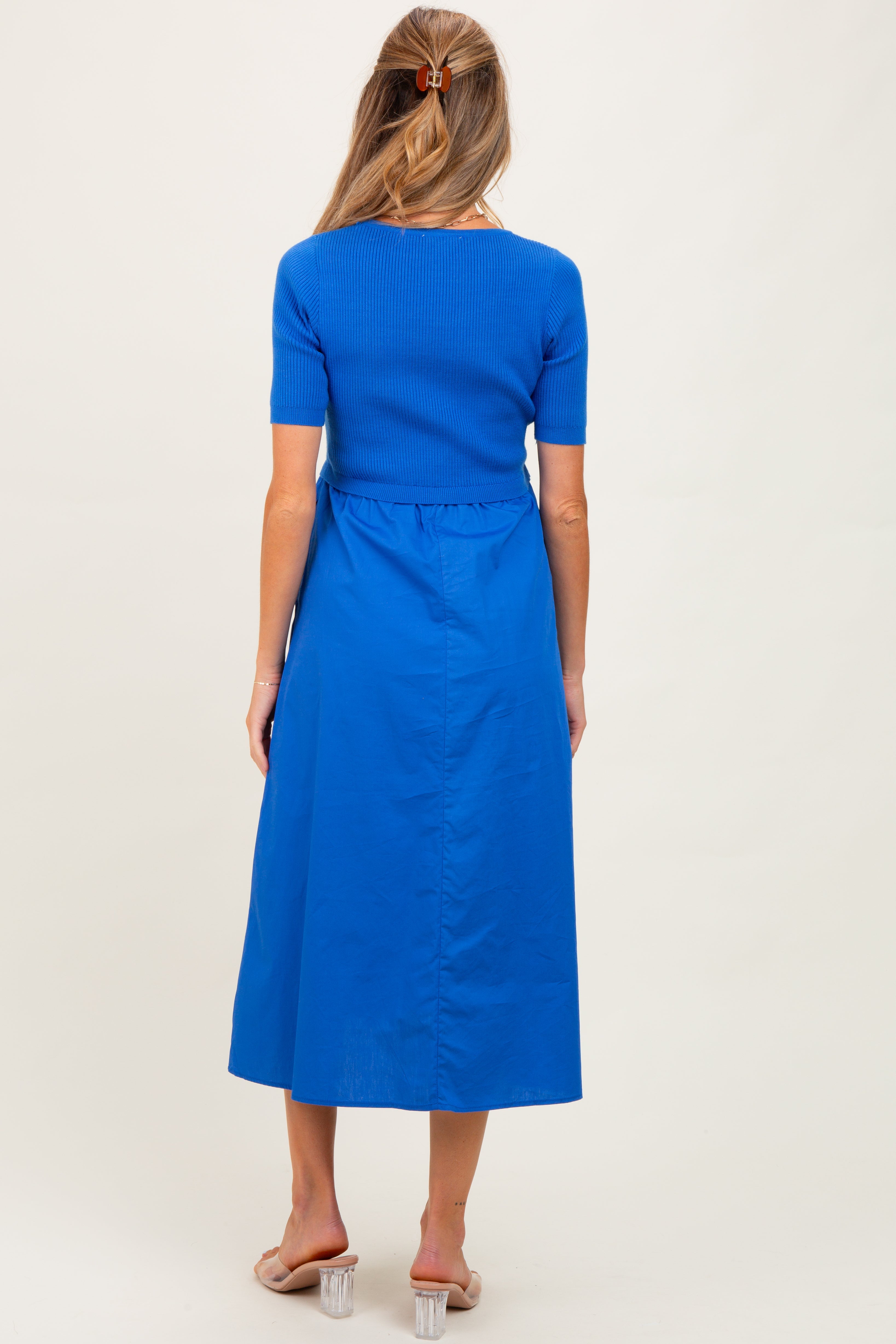 Blaues Umstands-Midikleid mit Kontrast-Strickoberteil
