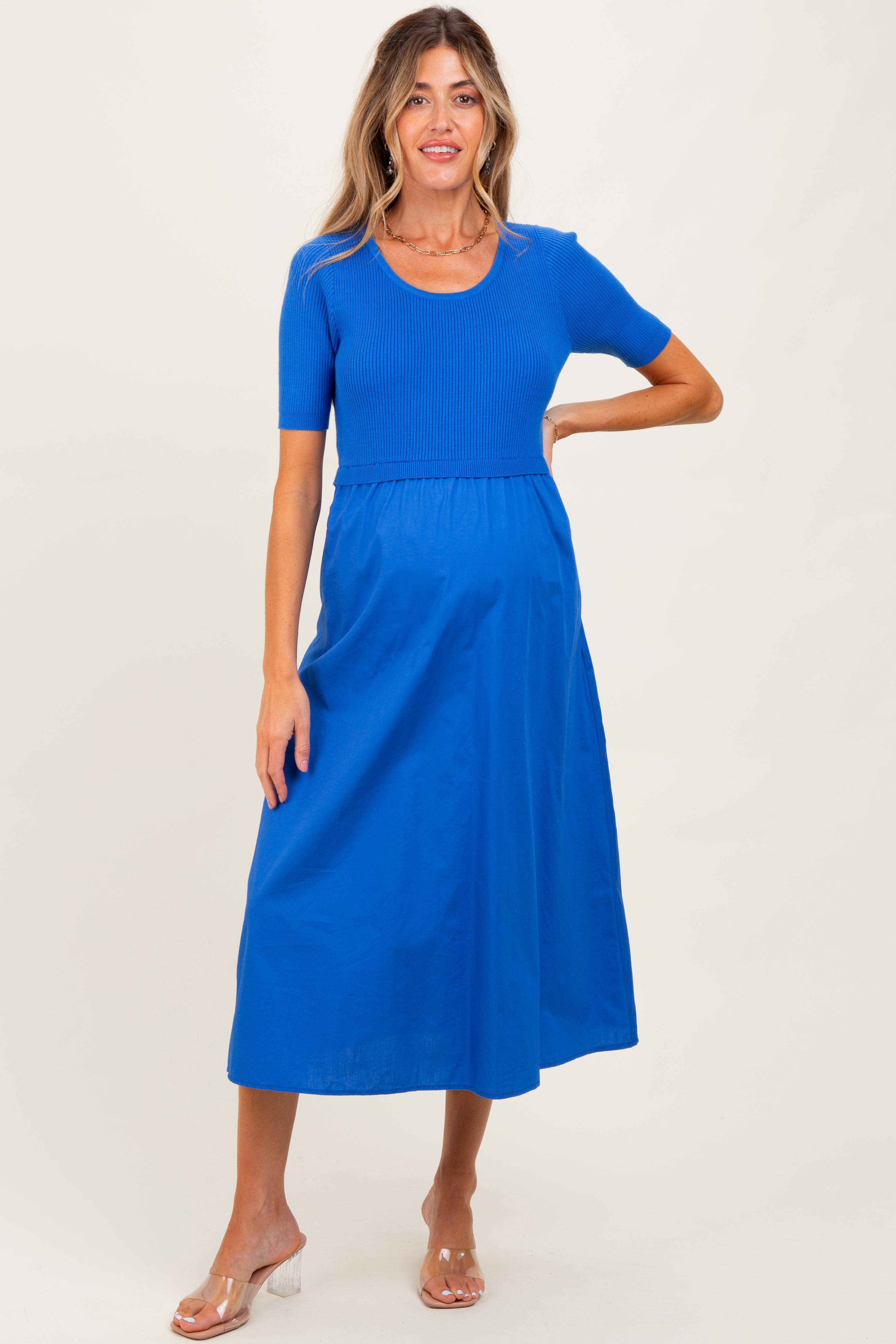 Blaues Umstands-Midikleid mit Kontrast-Strickoberteil