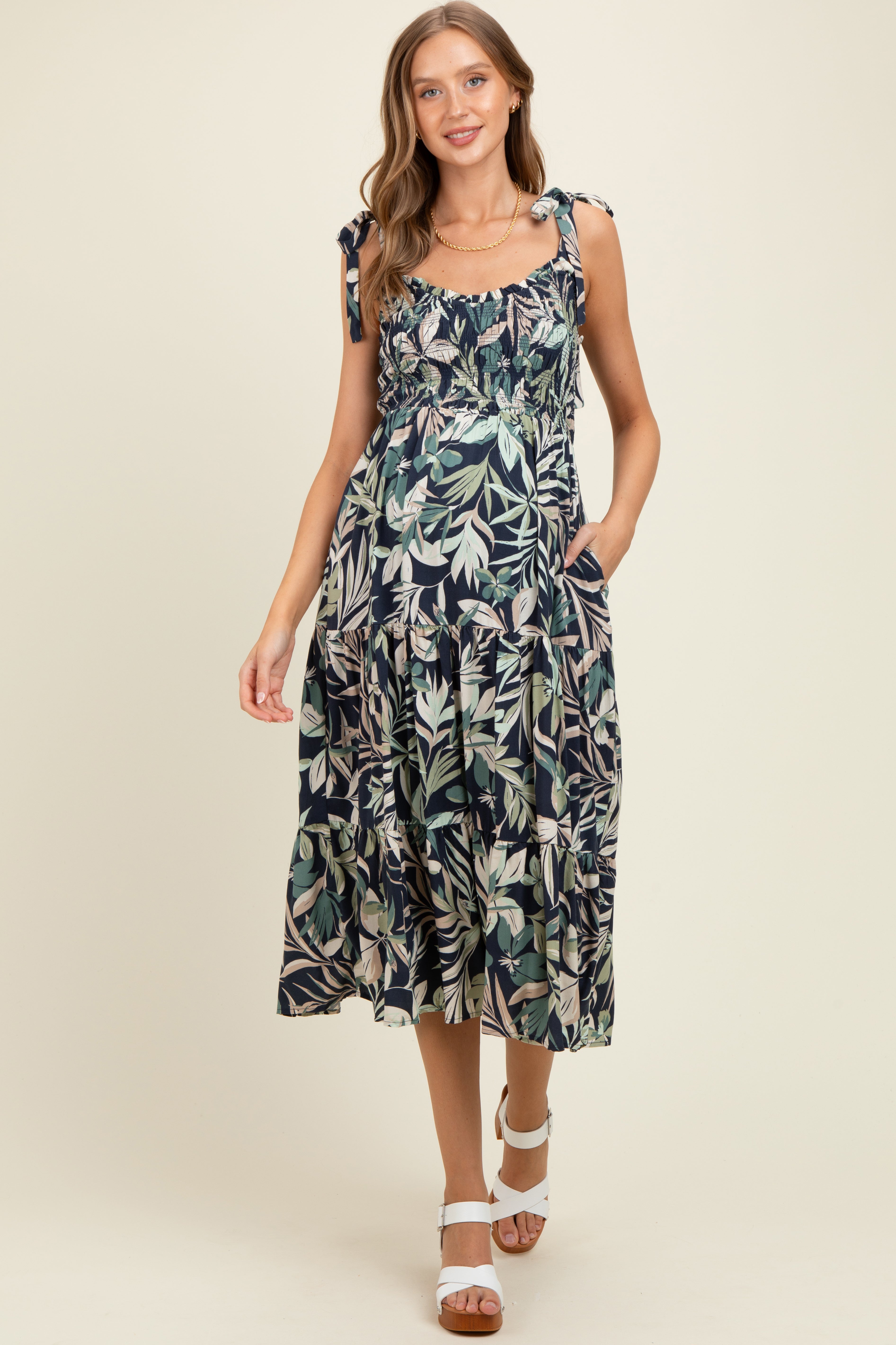 Umstands-Midikleid in Marineblau mit tropischem Druck, Smok-Oberteil und Schulterbändern