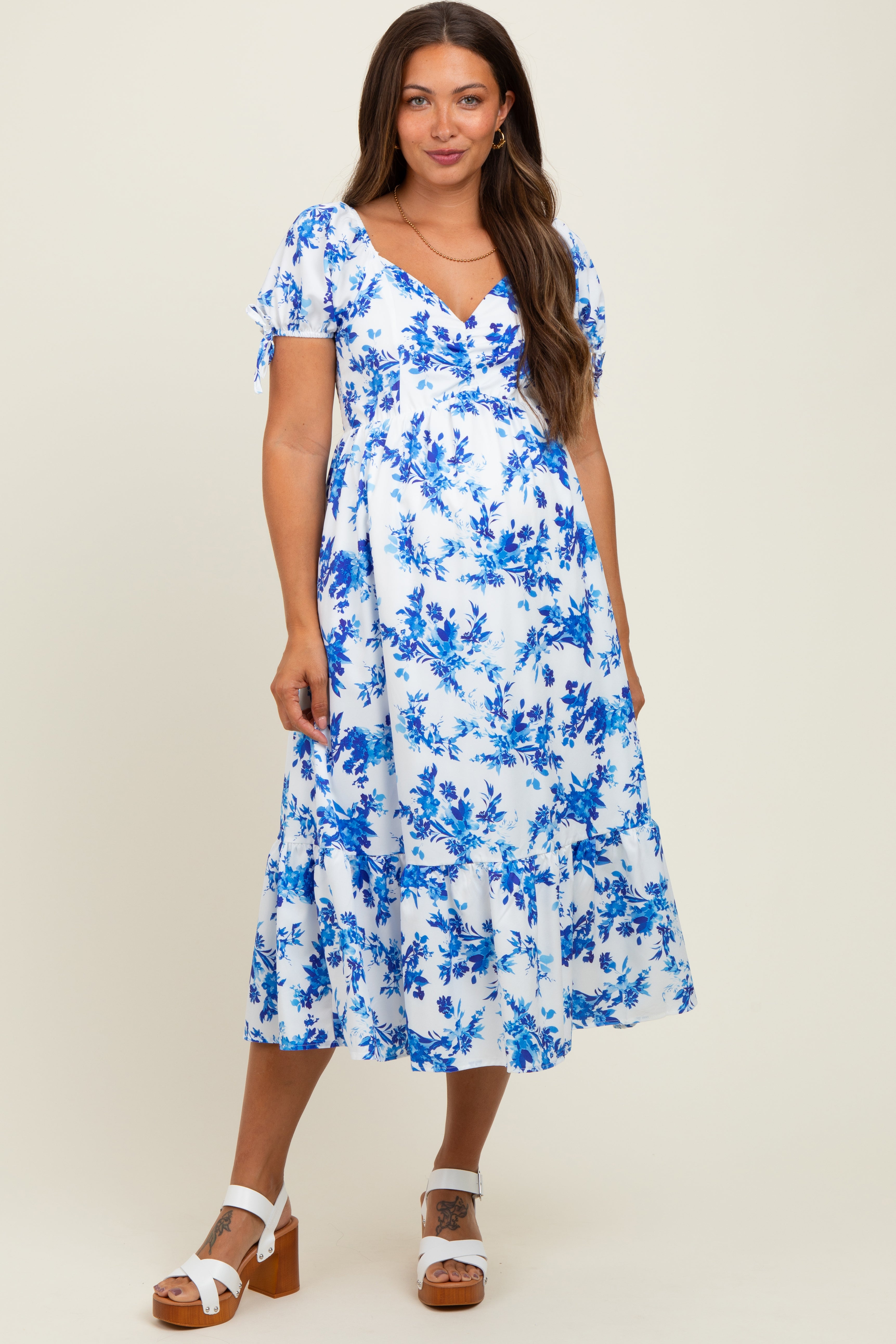 Blaues Umstands-Midikleid mit Blumenmuster, Puffärmeln und Bindedetail
