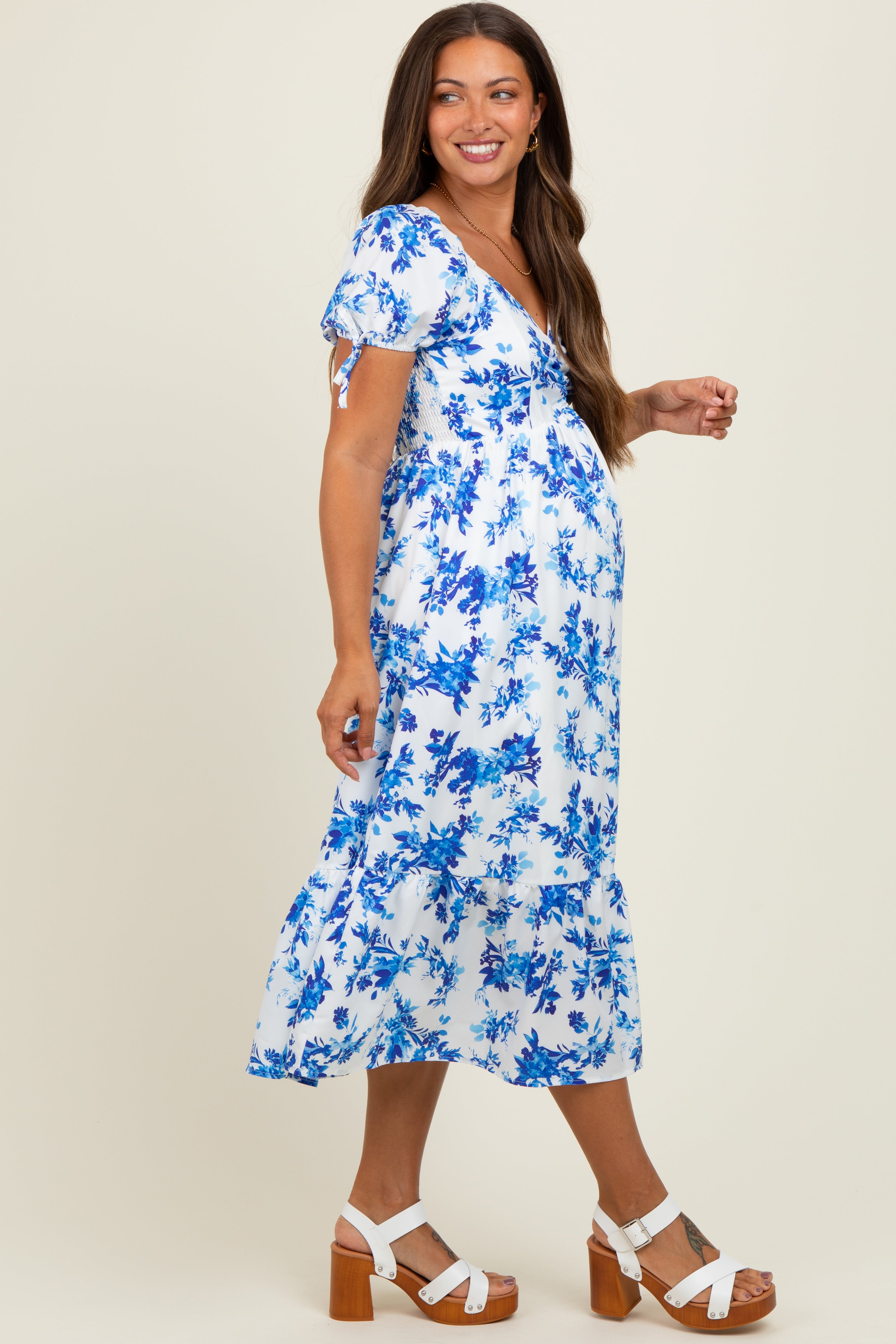 Blaues Umstands-Midikleid mit Blumenmuster, Puffärmeln und Bindedetail
