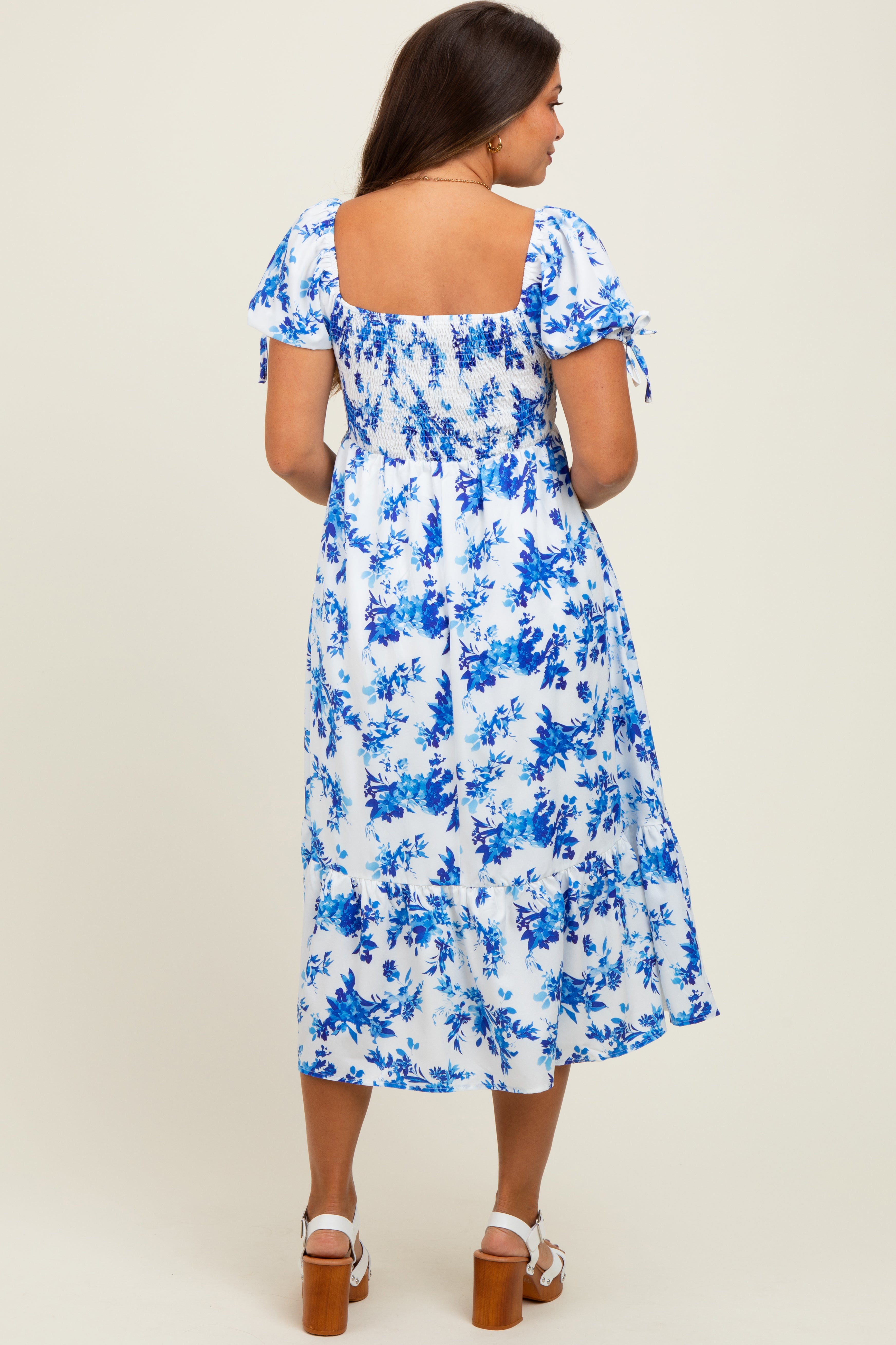 Blaues Umstands-Midikleid mit Blumenmuster, Puffärmeln und Bindedetail