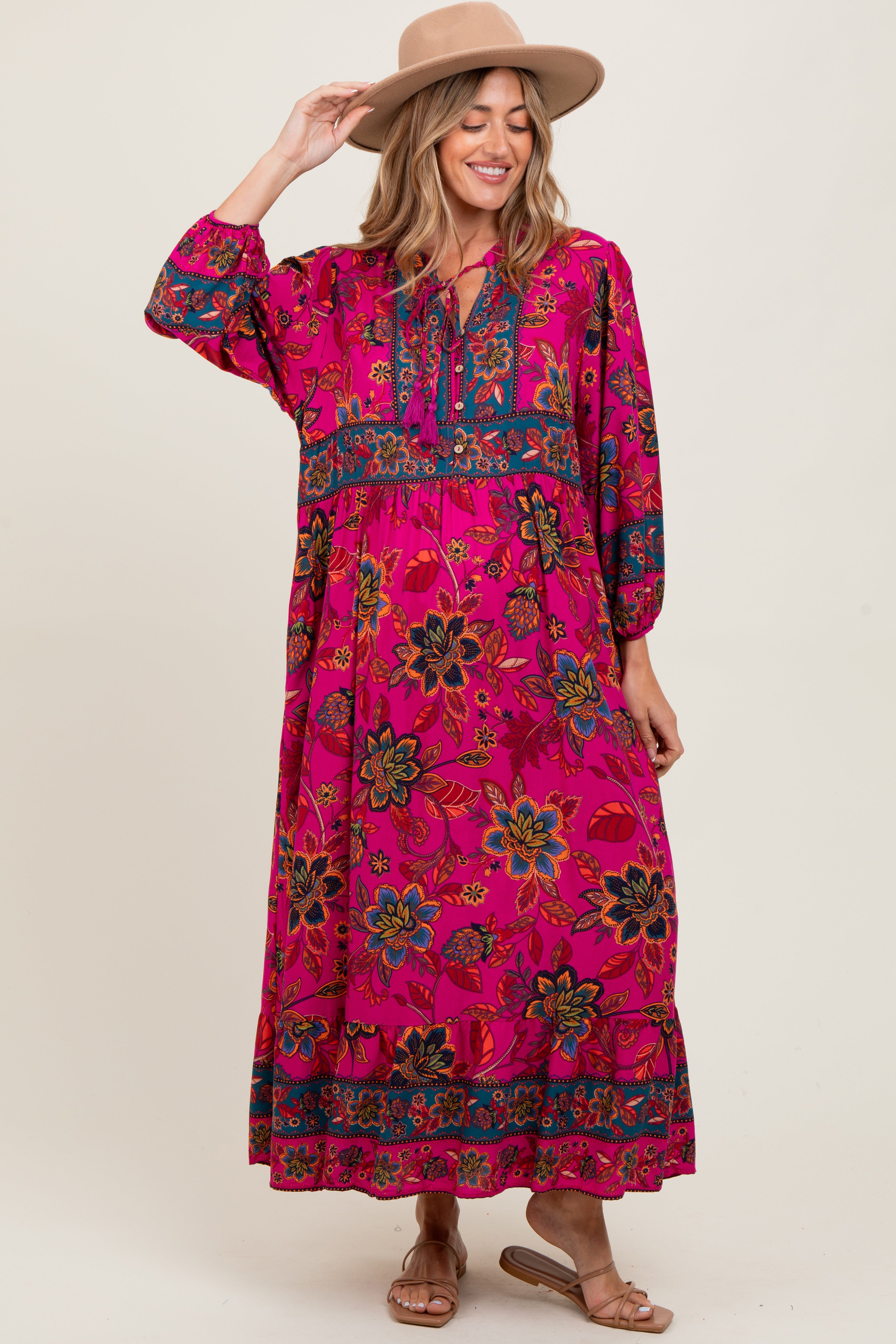 Magentafarbenes Umstands-Maxikleid mit Blumenmuster, Quastenbindung und langen Ärmeln